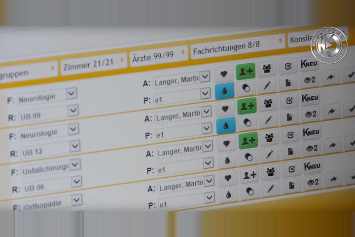 Eine Nahaufnahme eines Bildschirms zeigt das Notaufnahmeninforamtionssystem der Uniklinik Essen