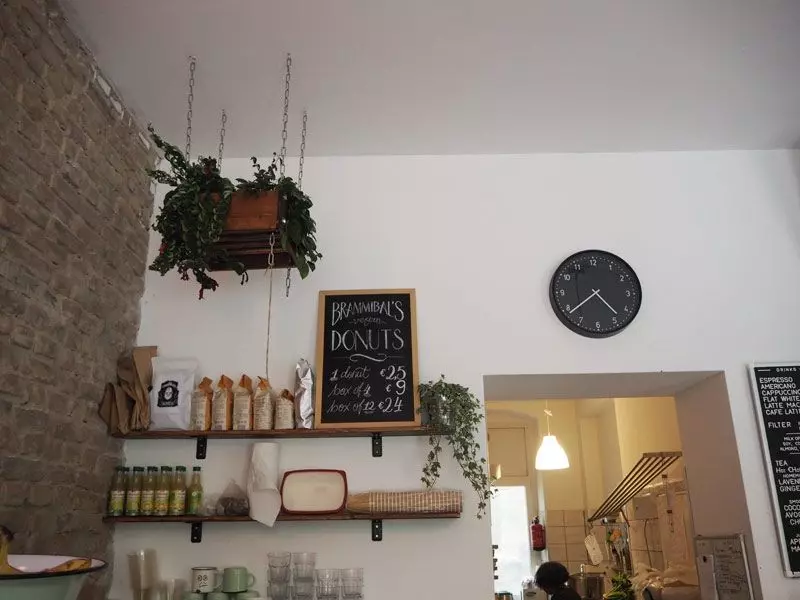 Femtastics-Brammibals-Donuts-vegan-Laden-Theke