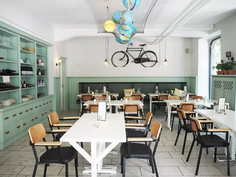Femtastics-Fetch-Judit-Hallmanns-Cafe