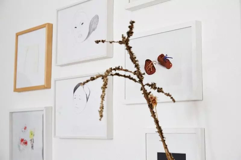 Femtastics-Judith-Springer-Fine-Deodorants-Wohnzimmer-Kunst