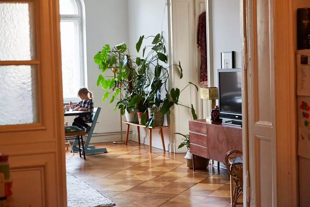 Femtastics-Ariane-Stippa-Wohnzimmer-Tisch