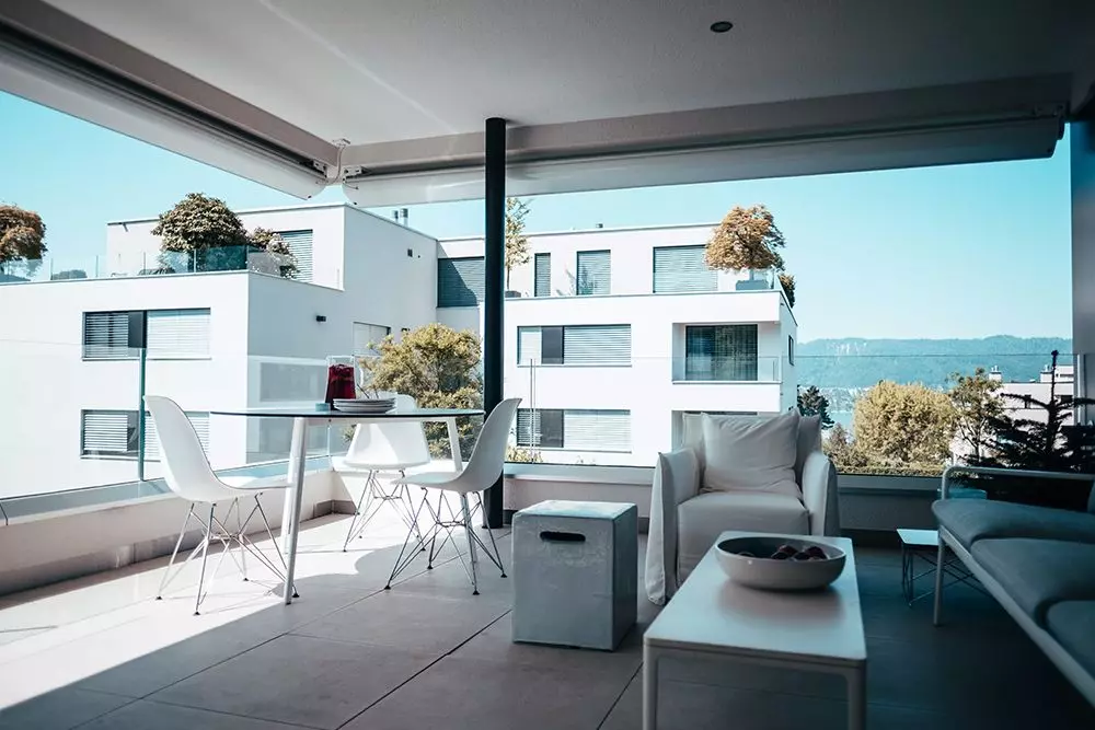 Femtastics-Mia-Vadasz-Balkon