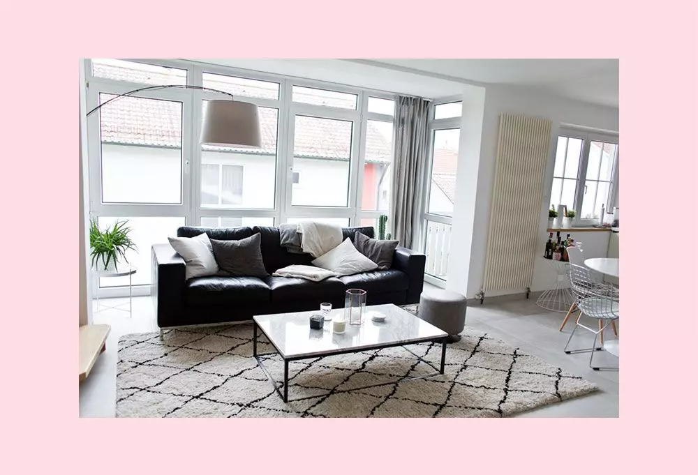 Femtastics-Sandra-Ebert-Black-Palms-Wohnzimmer