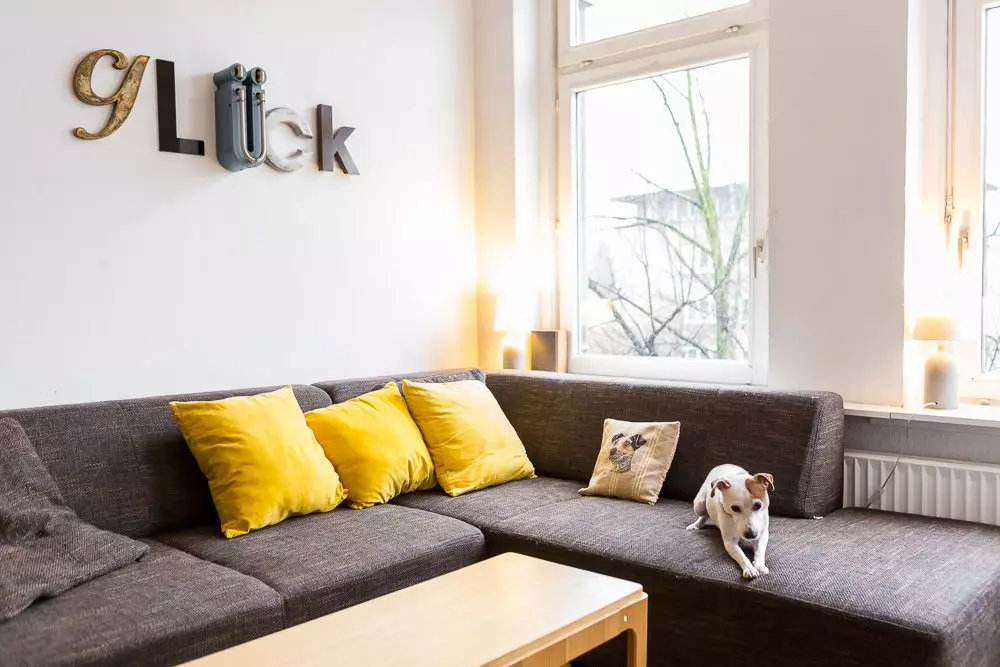 Femtastics-Yasmina-Osterdeich-Wohnzimmer-Sofa