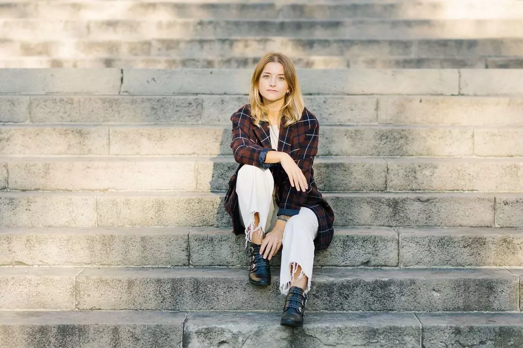 Laura Letschert sitzt auf einer Treppe in Barcelona - femtastics