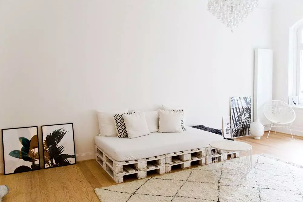 femtastics-Aylin-Koenig-Wohnzimmer-Palettensofa