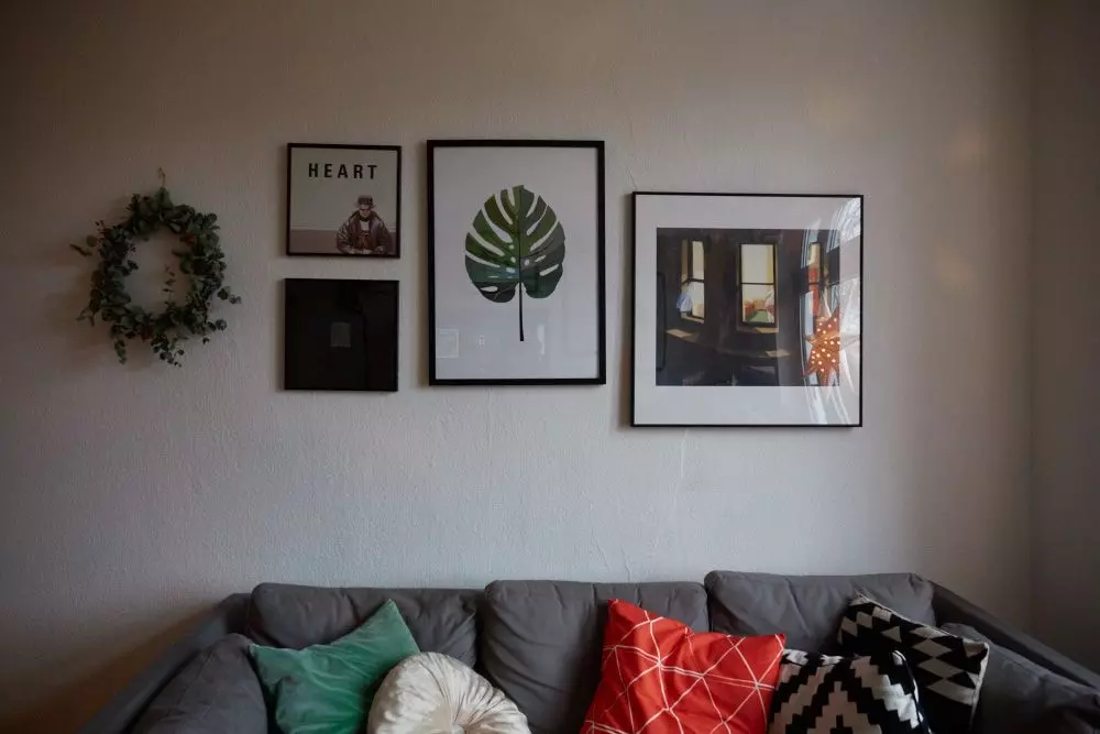 femtastics-Jessica-Baeumler-Wohnzimmer-Bilderwand