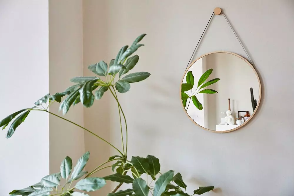 femtastics-runder-Wandspiegel-Lederband