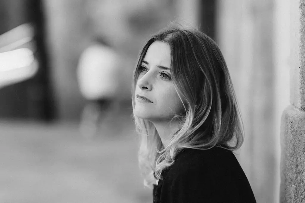 Schwarzweißes Portraitfoto von Laura Letschert - femtastics