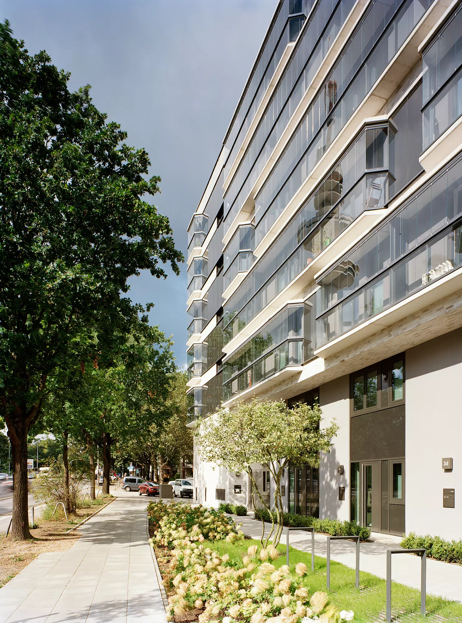An der lärmintensiveren Seite der Straße, An der Verbindungsbahn, wurde aufgrund strenger Schallschutzanforderungen bewusst auf eine geringere Gebäudetiefe gesetzt. Dies schafft nicht nur ein geringeres Gebäudevolumen, sondern ermöglicht auch das "Durchwohnen" und damit eine angenehme Wohnatmosphäre.