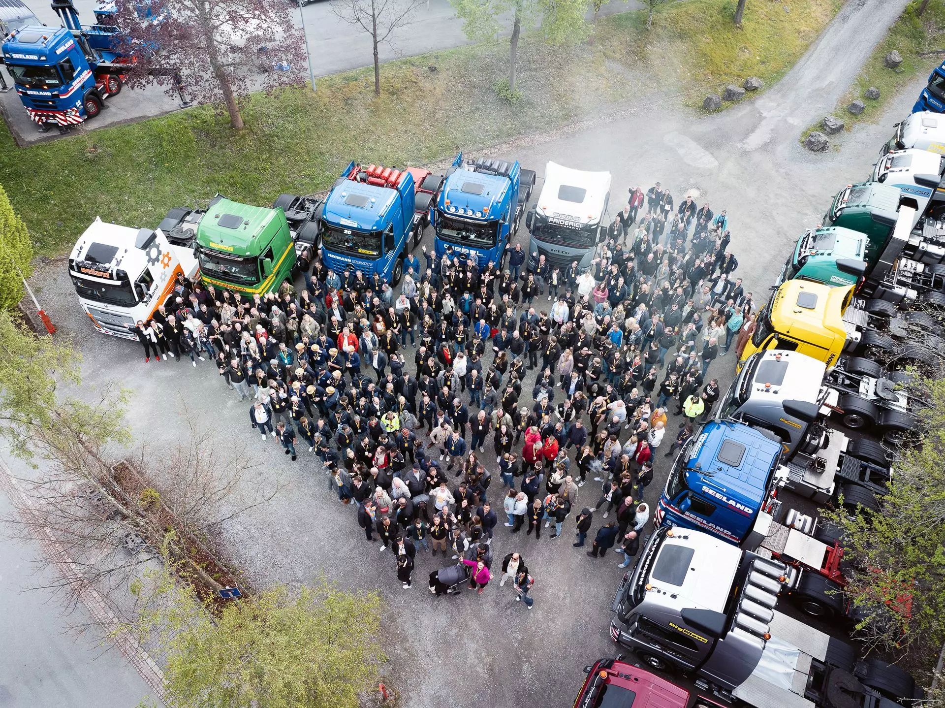 Alle Teilnehmer aufgereiht zum Gruppenbild per Drohne