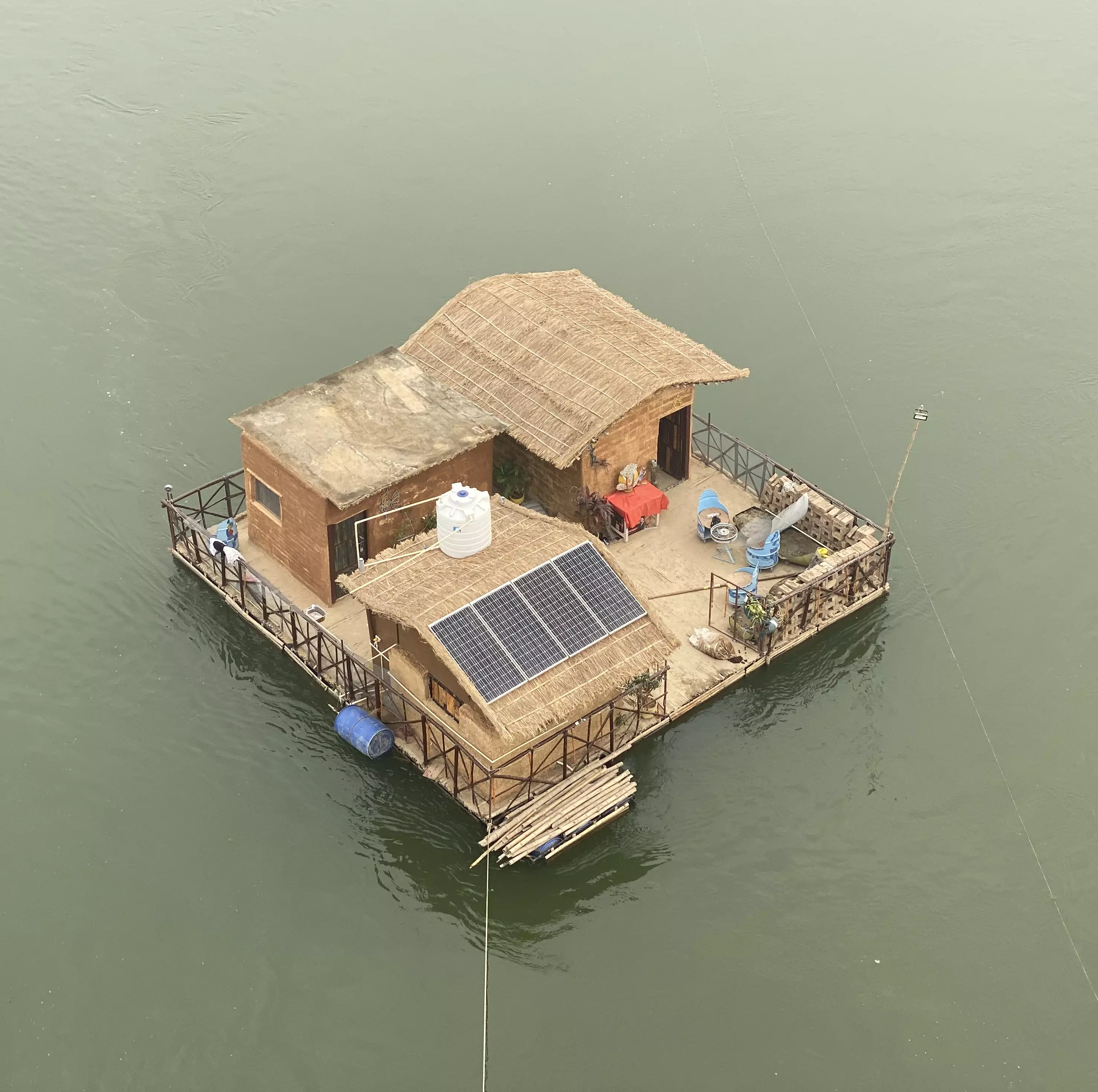Floating Mothership Fluss Vogelperspektive