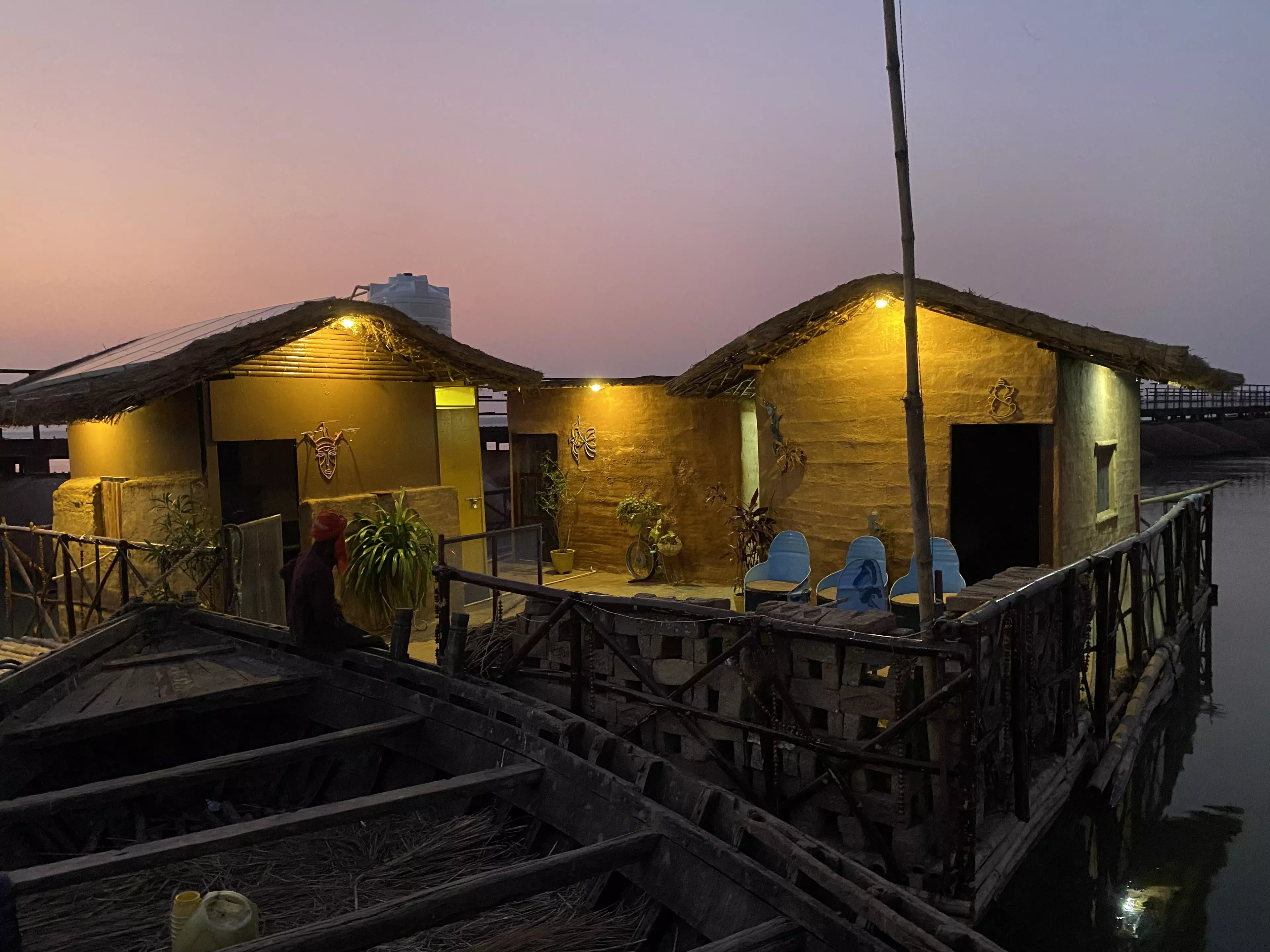 Floating Hausbot Schiff bei Nacht