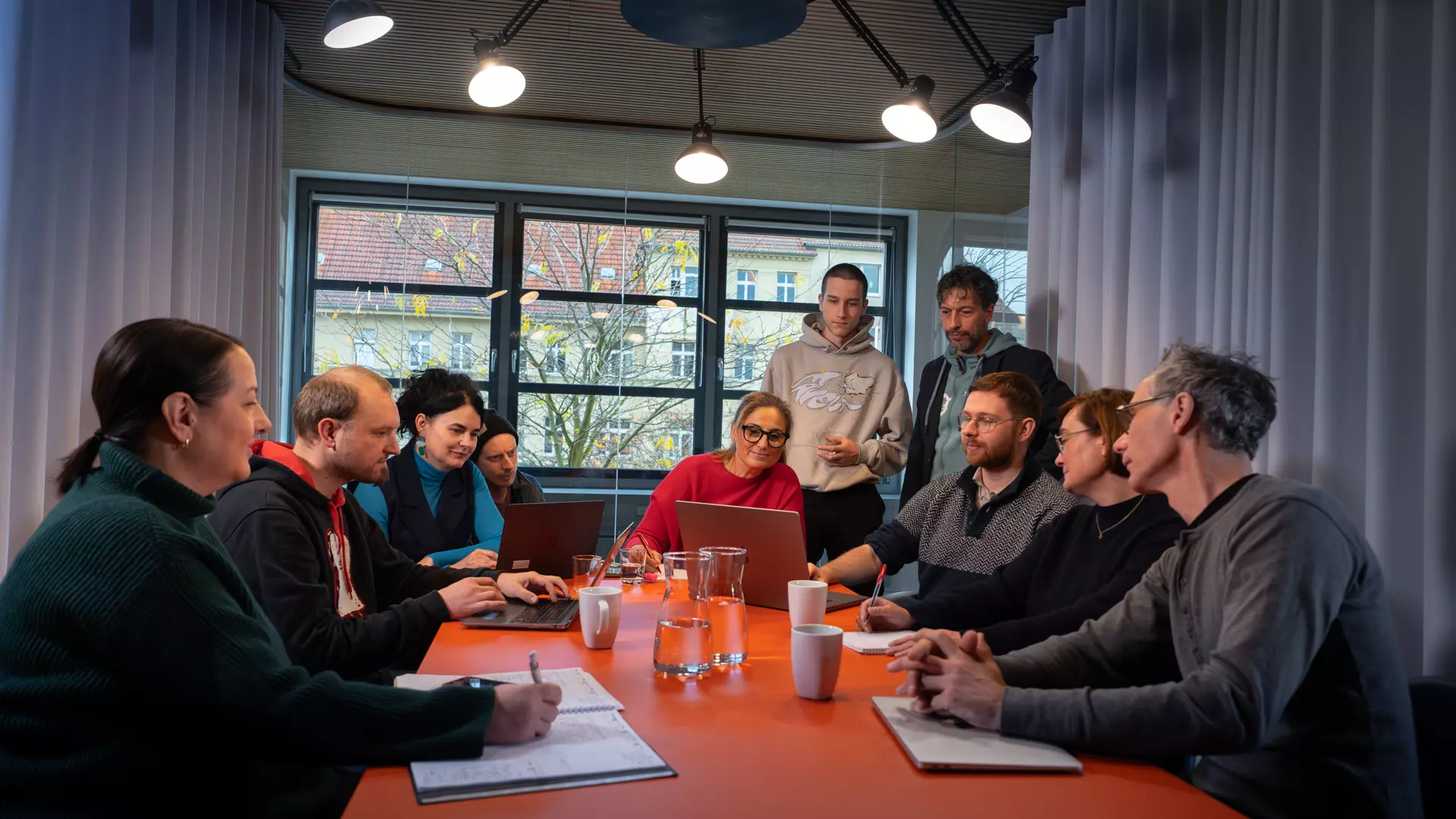 Das Team sitzt im Konferenzraum von CI Leipzig.
