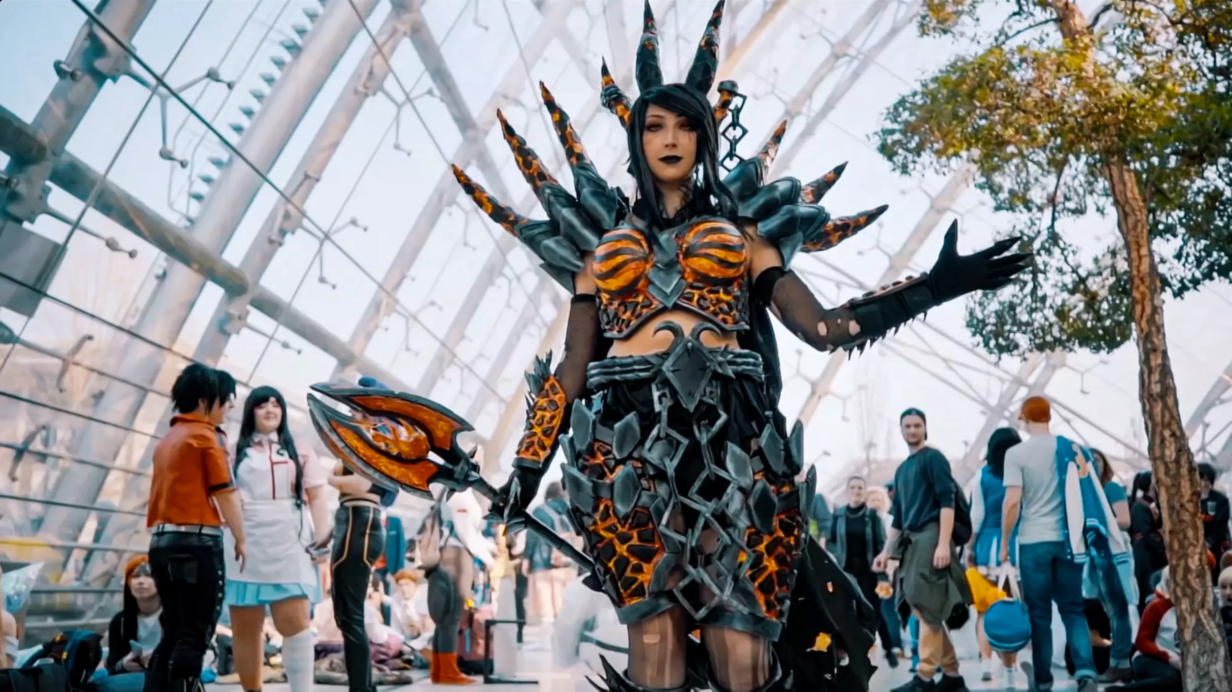 Das Bild zeigt eine Szene aus der Dokumentation Popcult Japan. Zu sehen ist eine Cosplayerin in ihrem Kostüm.