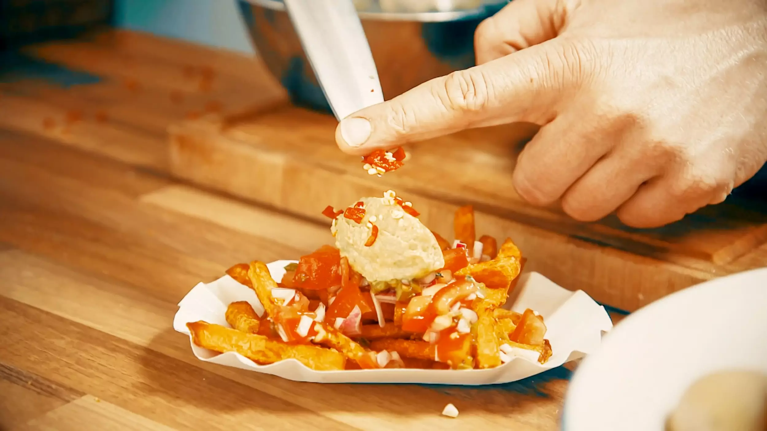 Das Bild zeigt eine Szene aus der Beitragsreihe Pommes mit Meinung.