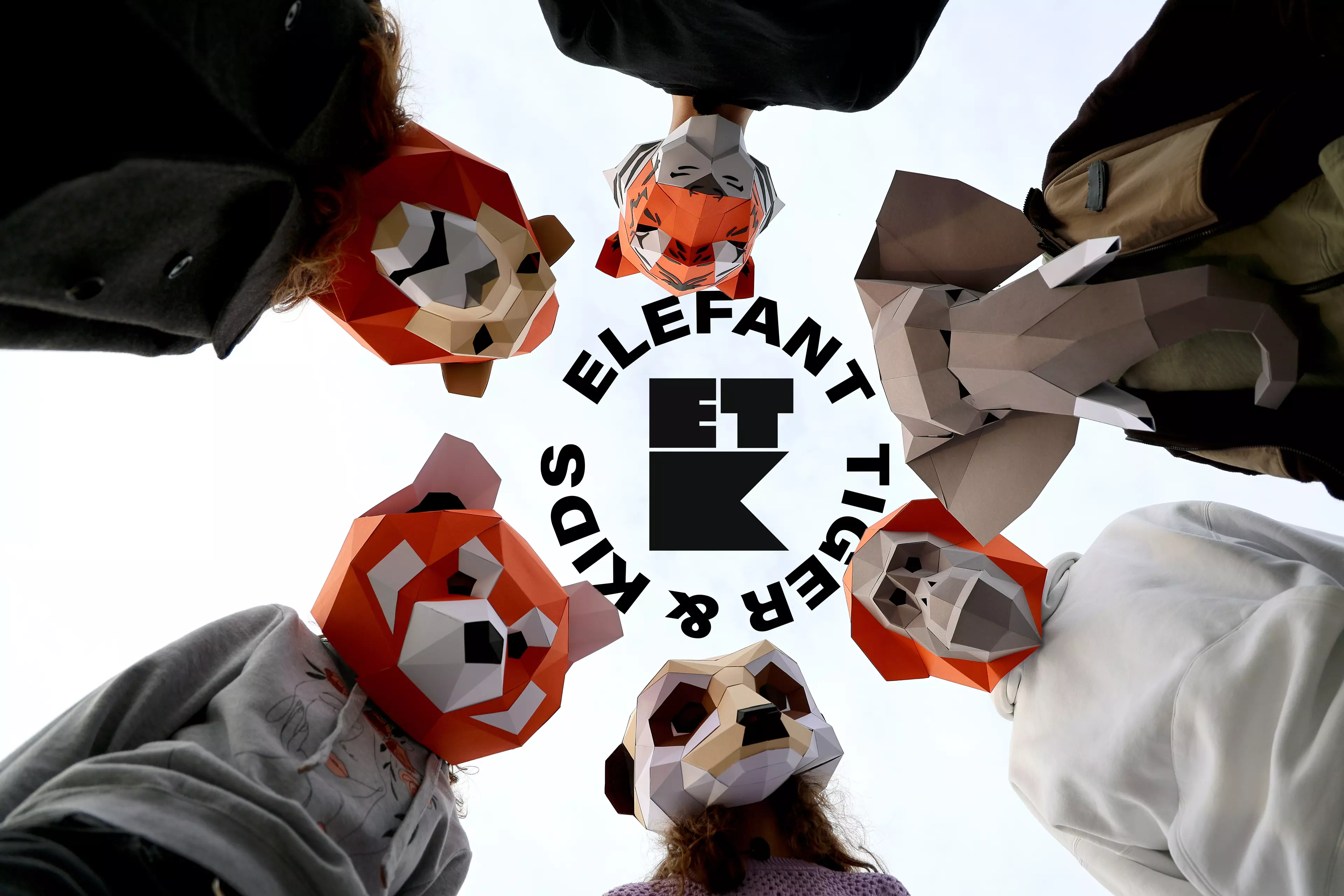 Kids mit Maske schauen in die Kamera - in der Mitte ETK Logo