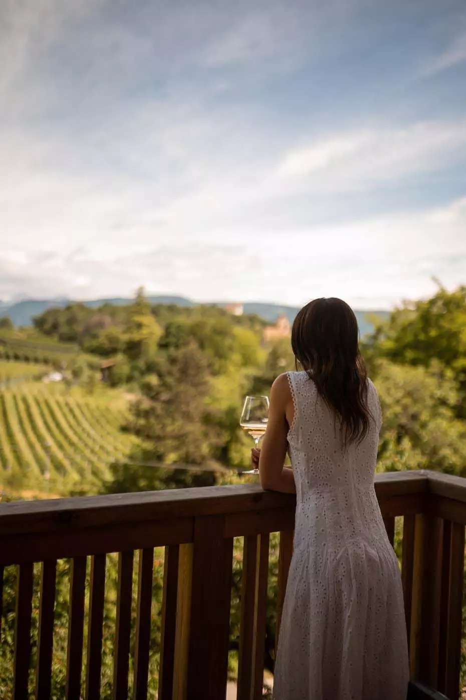Stroblhof Frau blickt über Weinberge