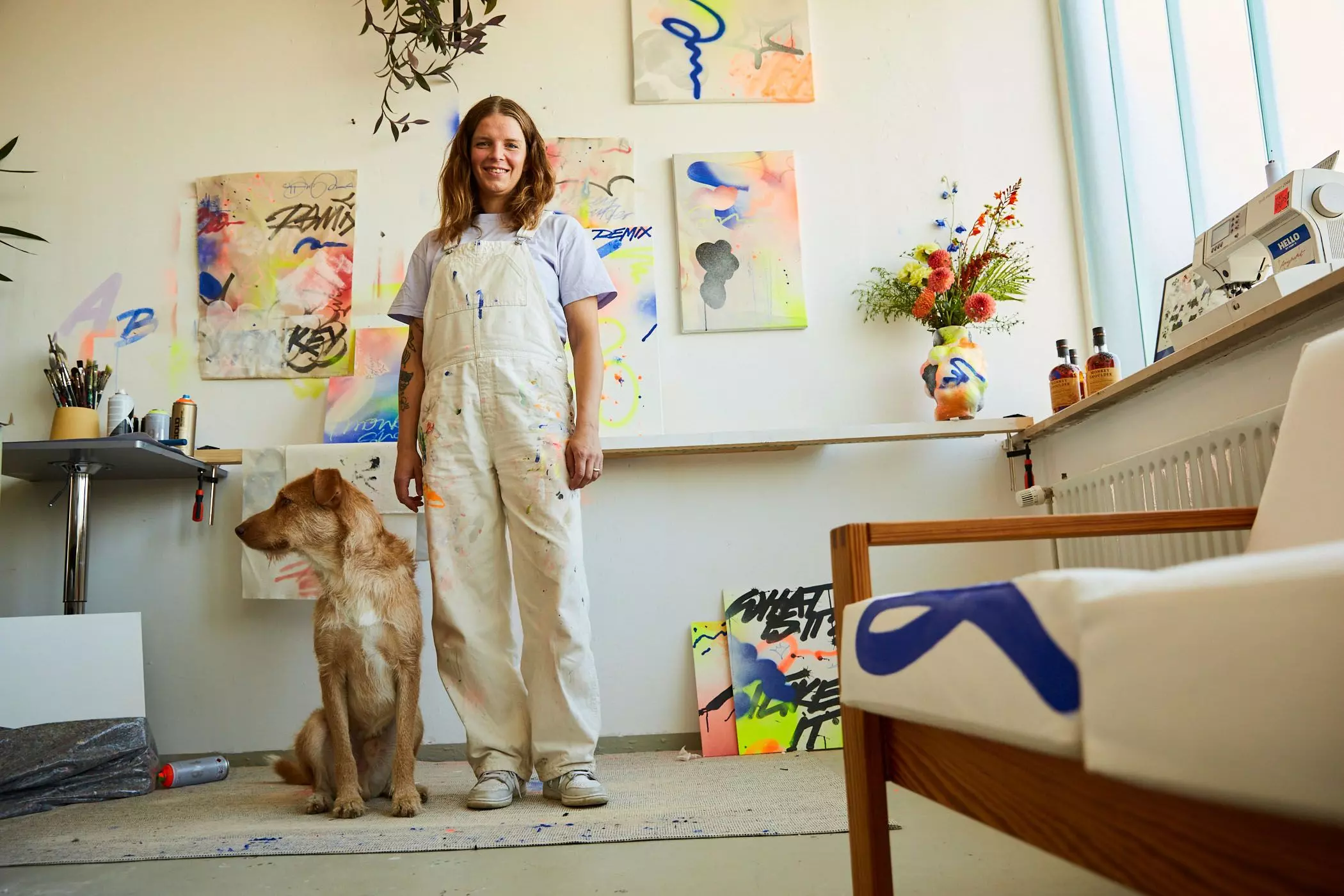 Künstlerin Anna T-Iron mit Hund in ihrem Atelier in Hamburg - femtastics