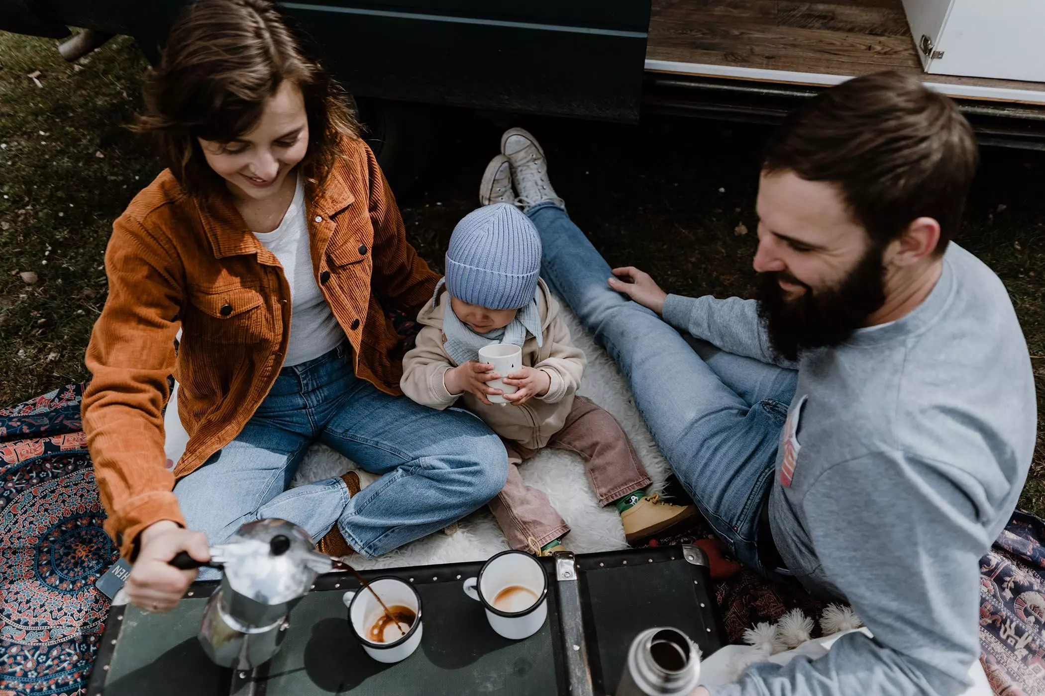 Vanlife-Familie in Elternzeit bei der Kaffeepause - femtastics