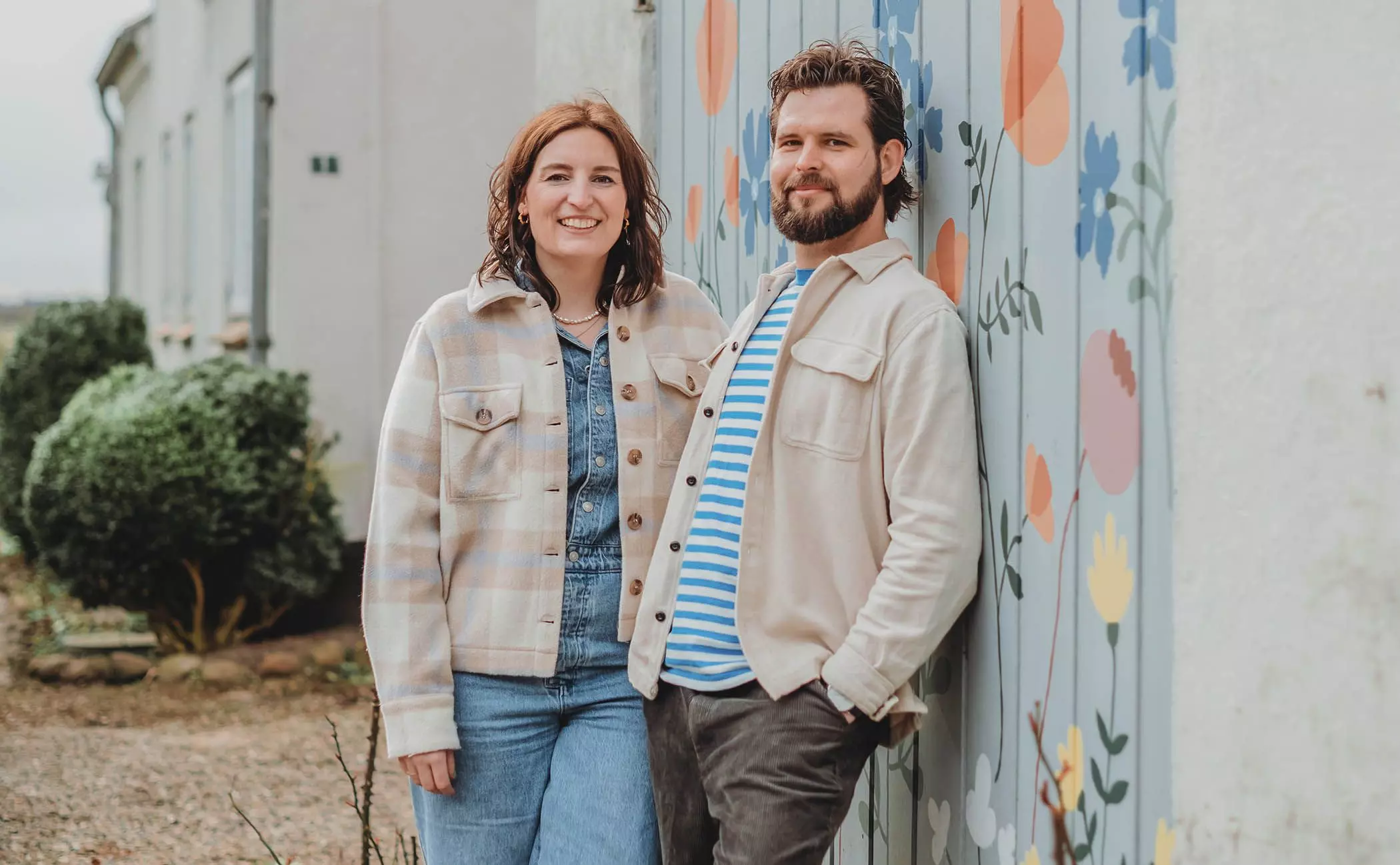 Nina Johannsen und ihr Freund Florian vor ihrem Haus in Dänemark. - femtastics