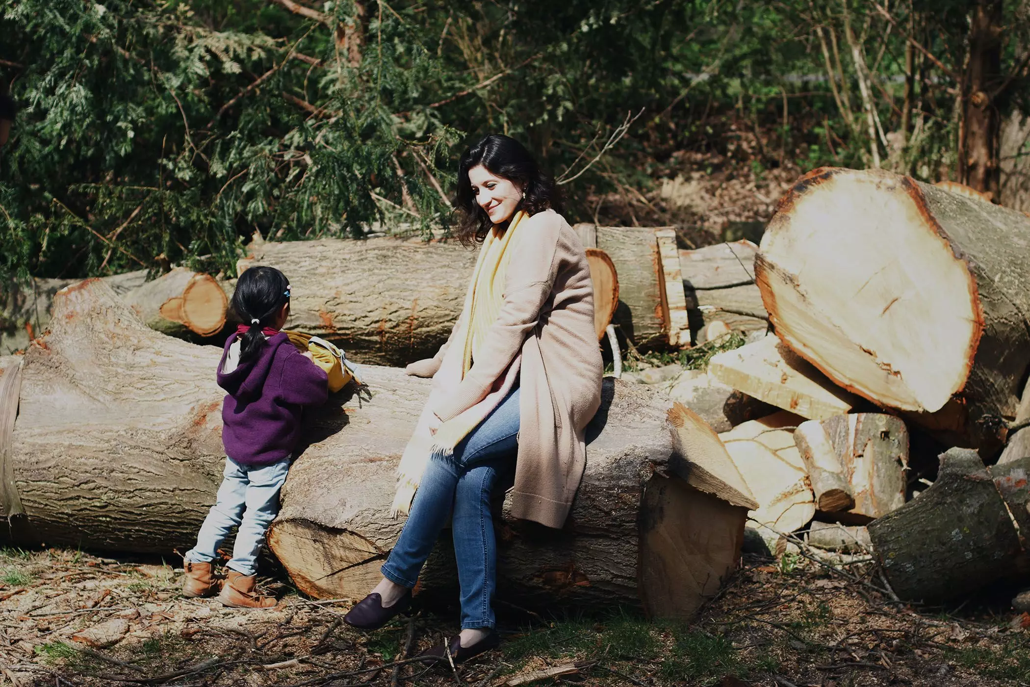 Büsra Qadir und ihre Tochter im Garten - femtastics