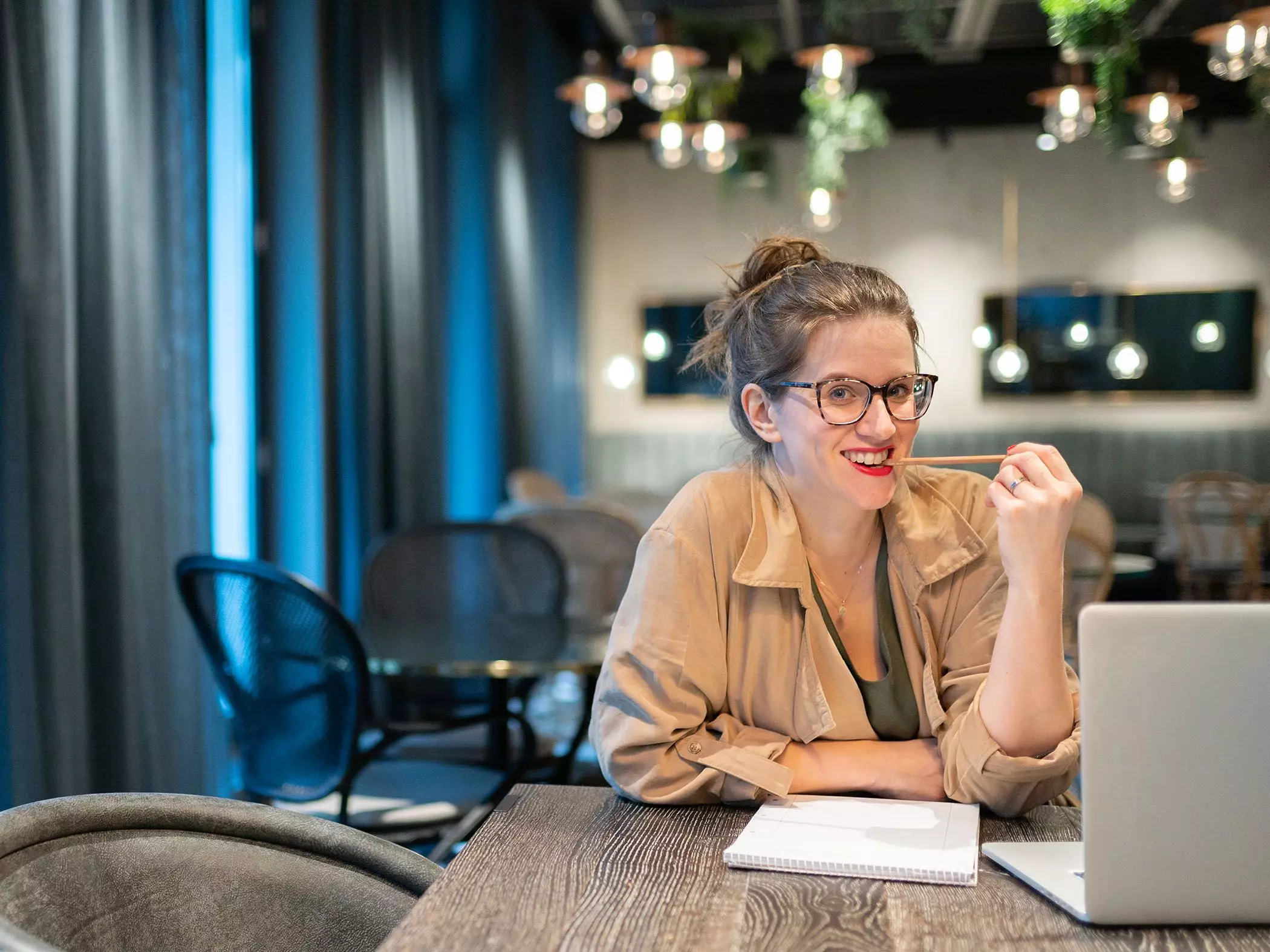 Autorin Corinna Mamok bei der Arbeit | femtastics