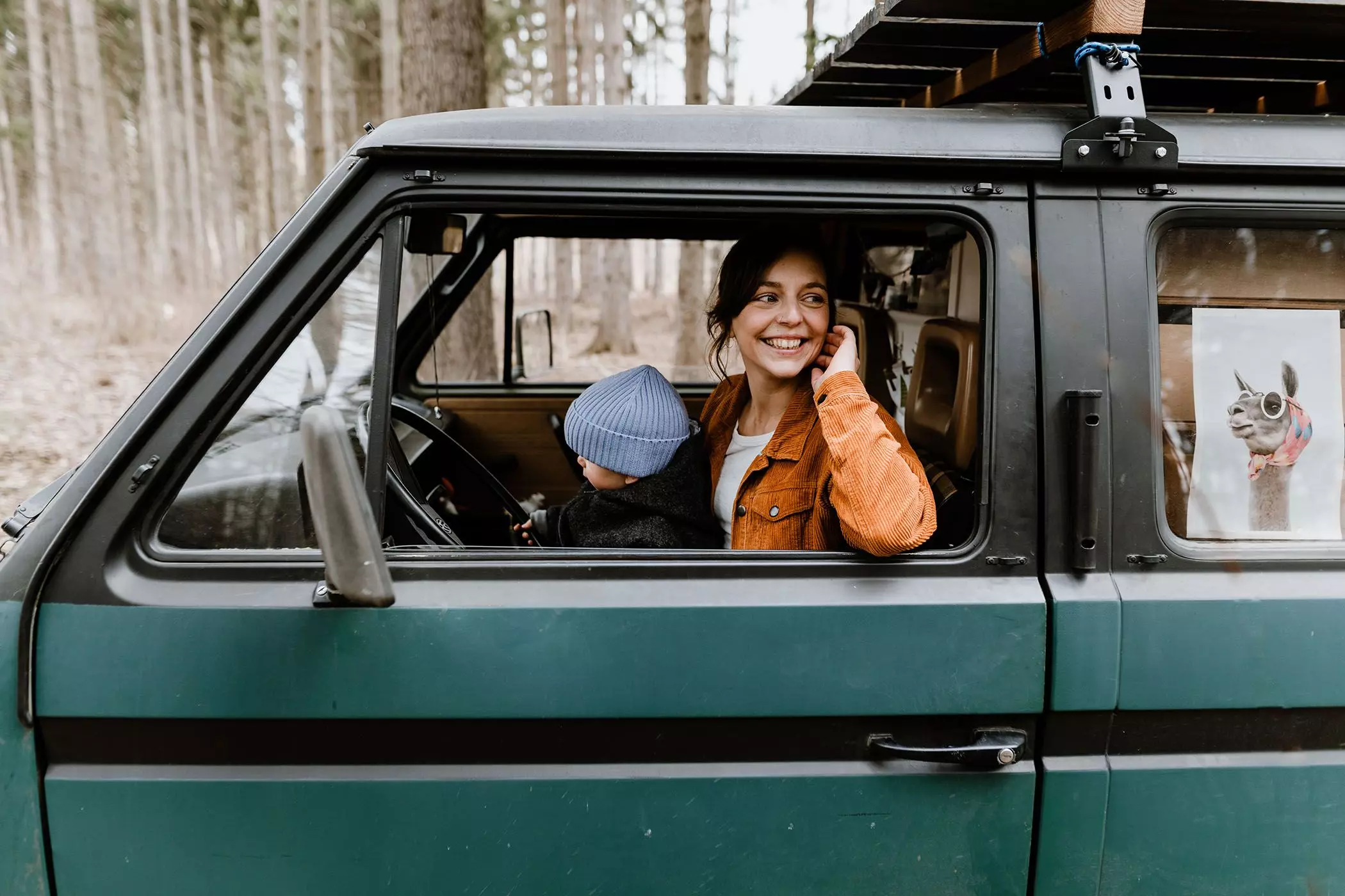 Autorin Pia Maak mit ihrem Sohn im VW Bus - femtastics