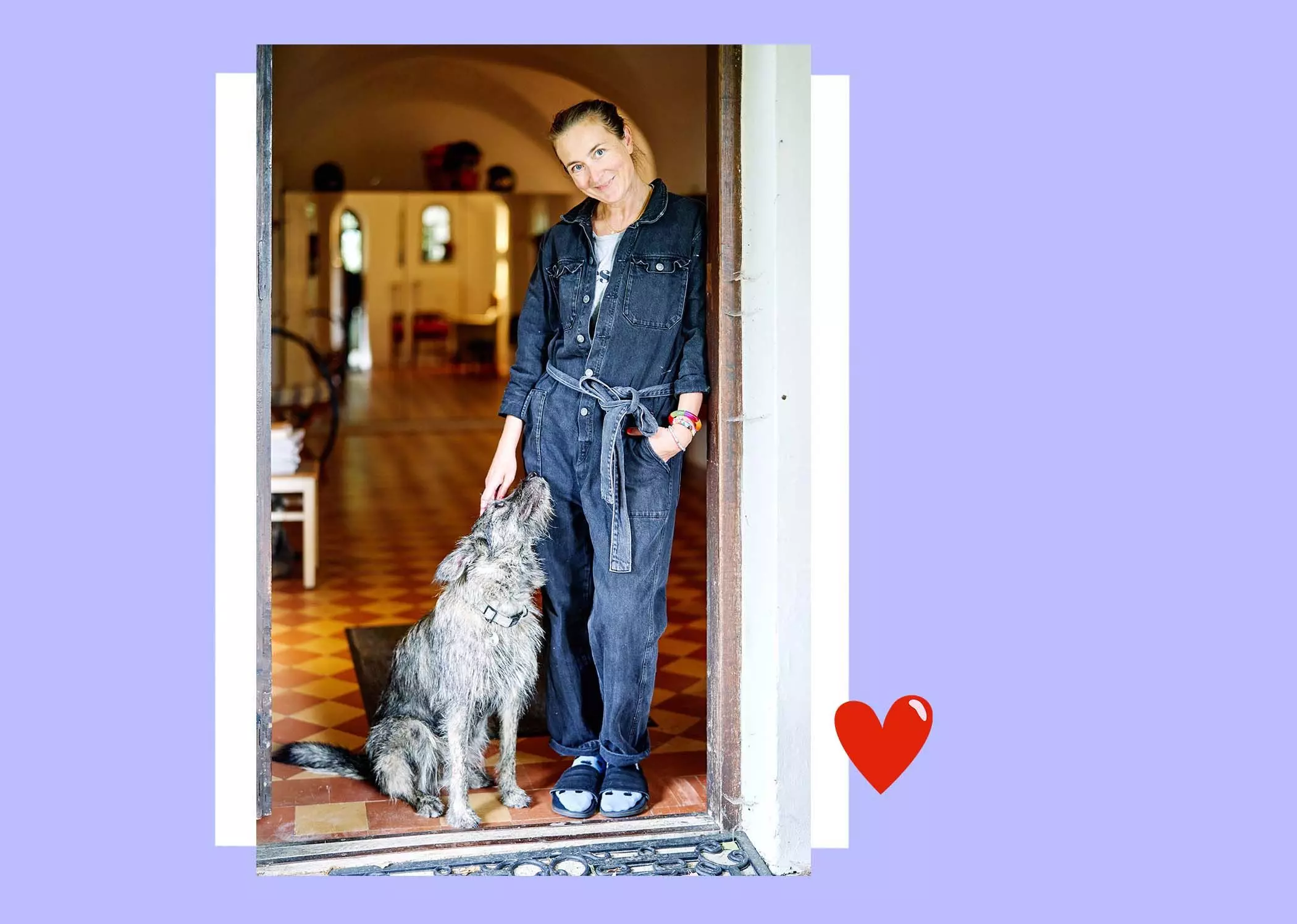 Anna Schäffel steht mit ihrem Hund in der Eingangstür - femtastics