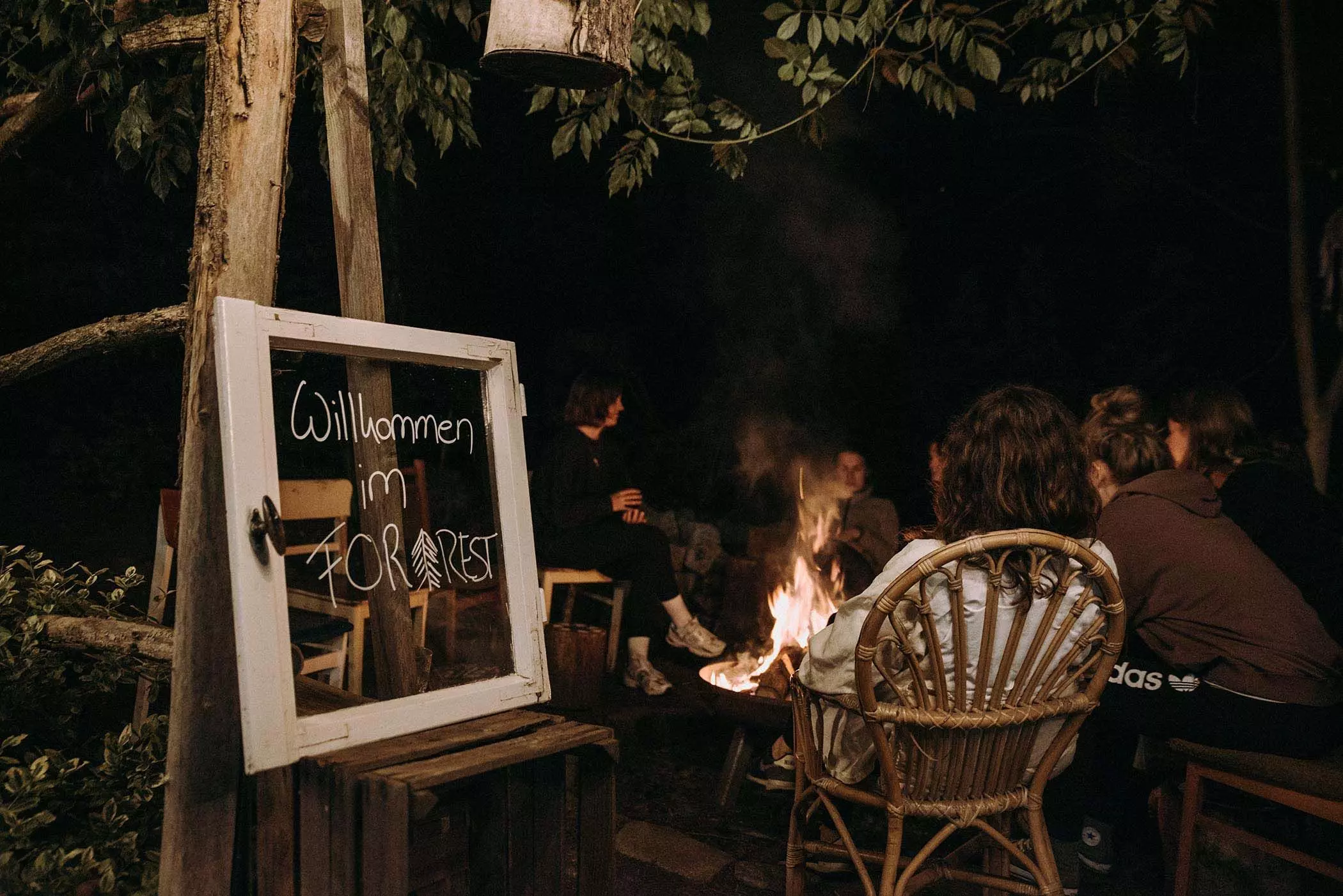 Abendliches Lagerfeuer im For Rest Yoga Retreat im Wald bei Berlin | femtastics