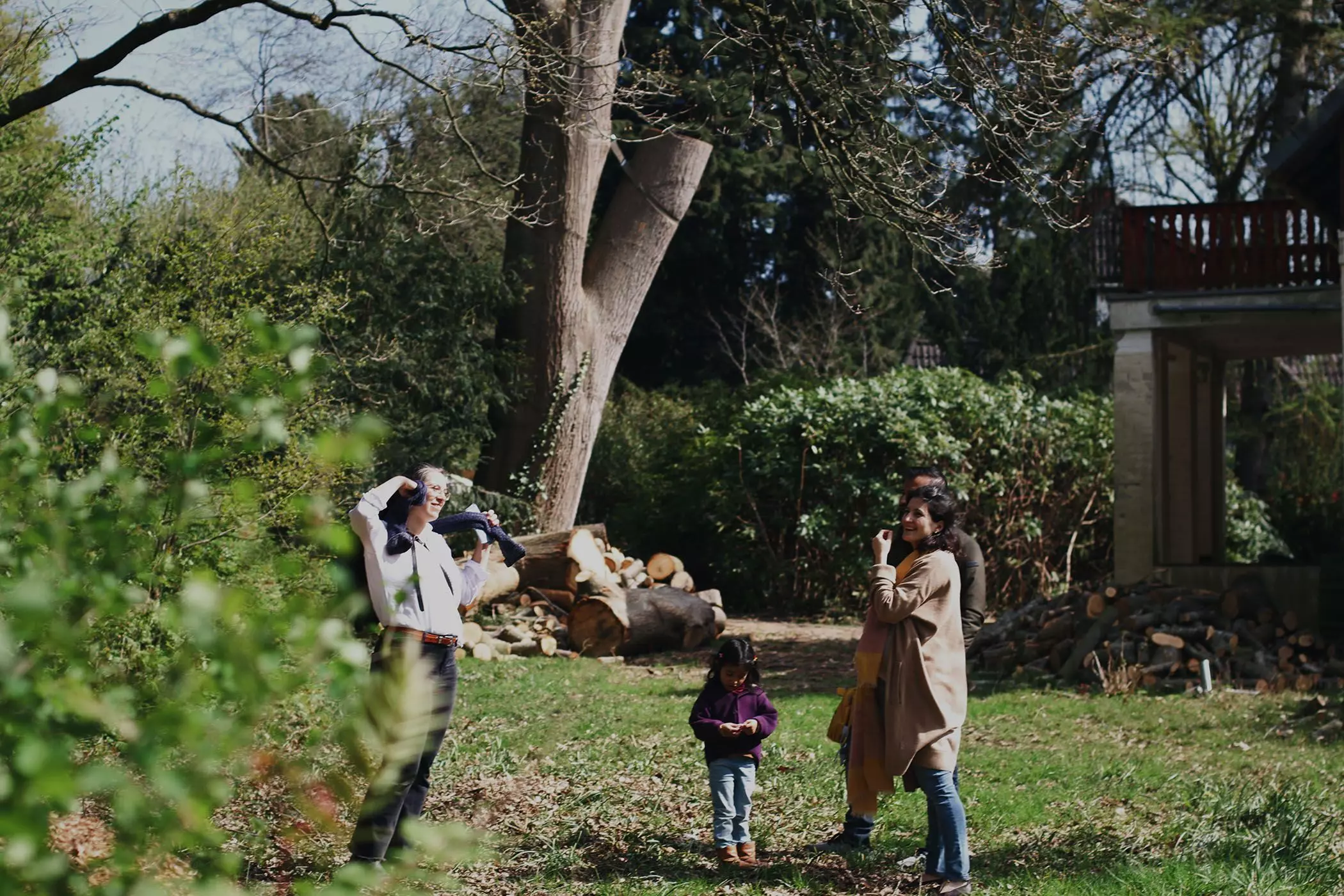 Büsra Qadir und ihre Familie im Garten ihrer Altbauvilla - femtastics