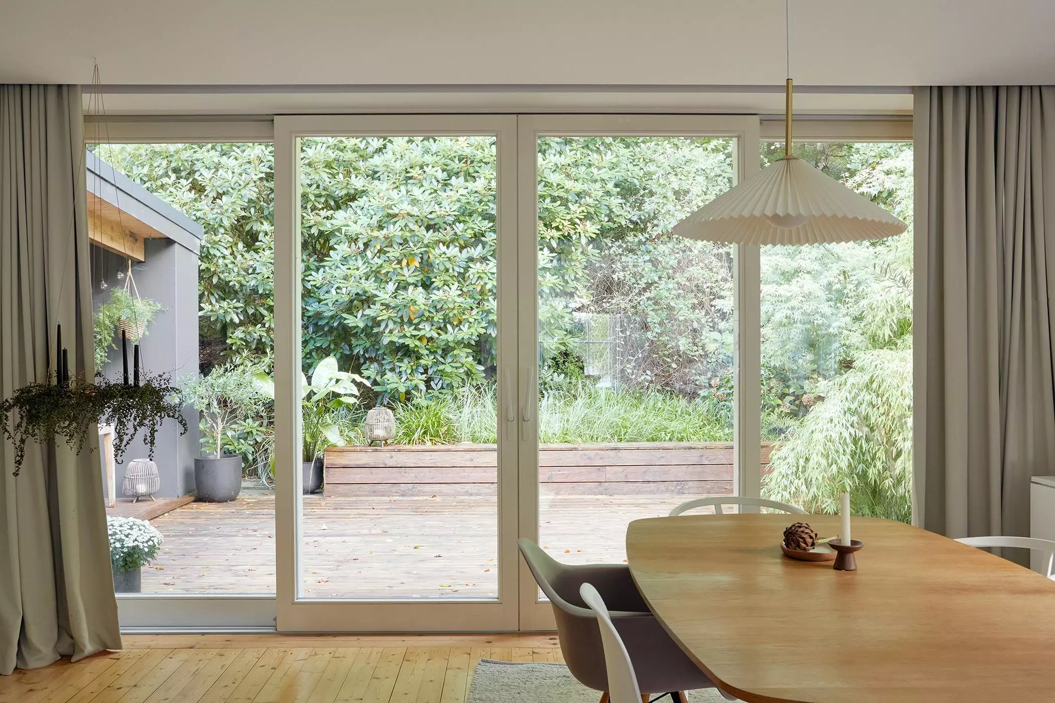 Große Fensterfront im Wohnzimmer | femtastics