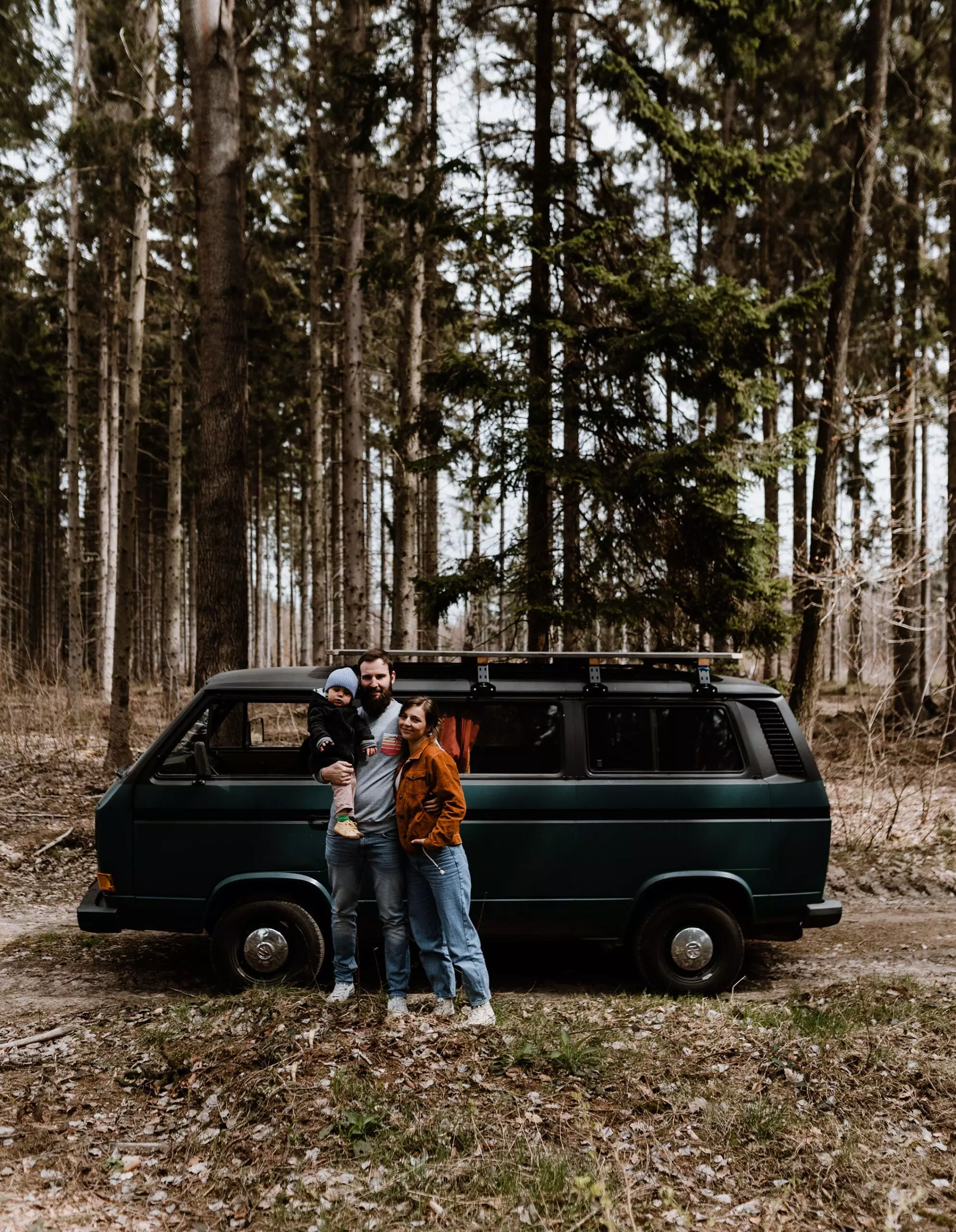 Autorin Pia Maak mit Freund, Sohn und Van im Wald - femtastics