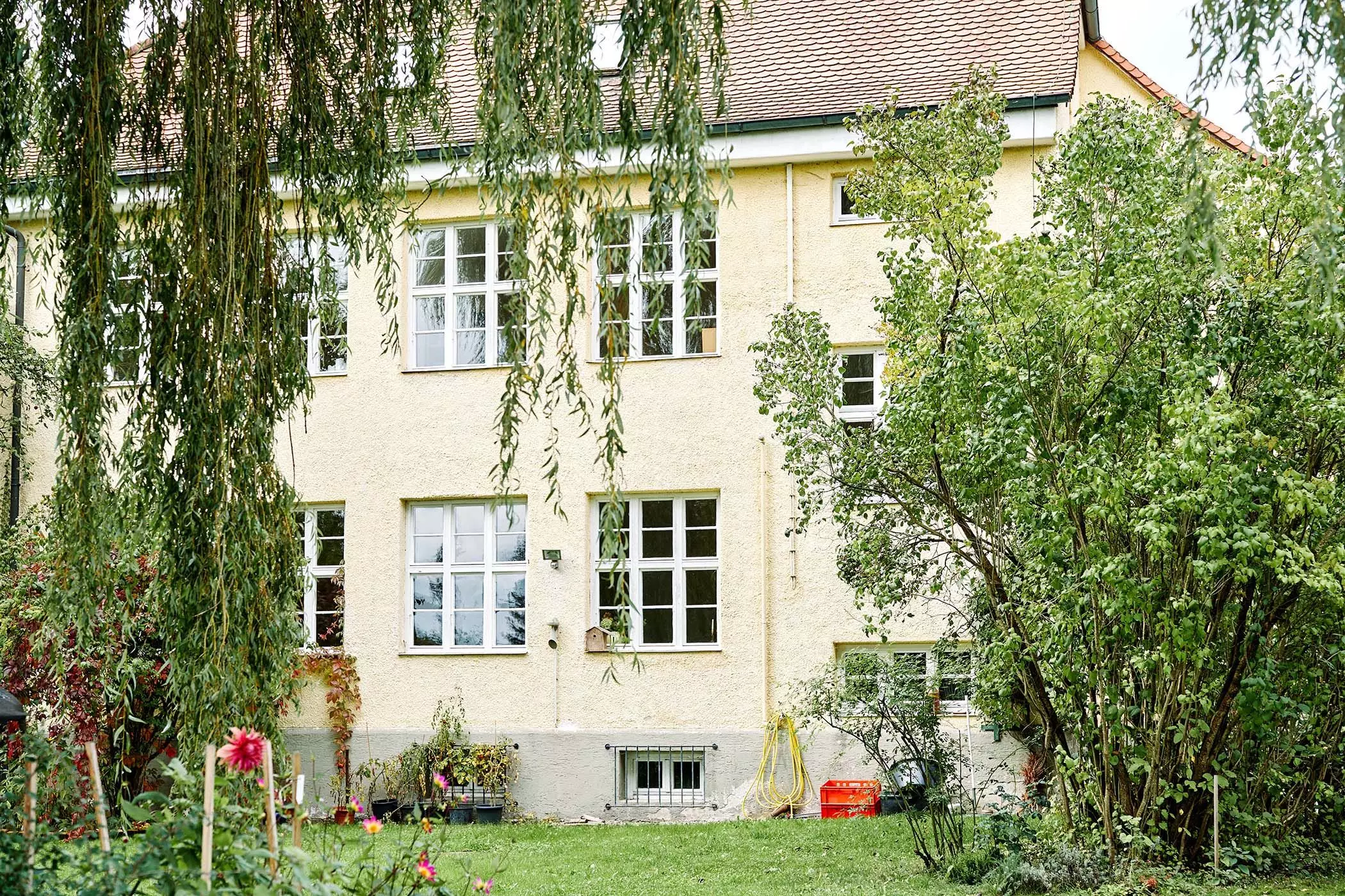 Das ehemalige Schulhaus ist nun das Zuhause von Anna Schäffel und ihrer Familie - femtastics