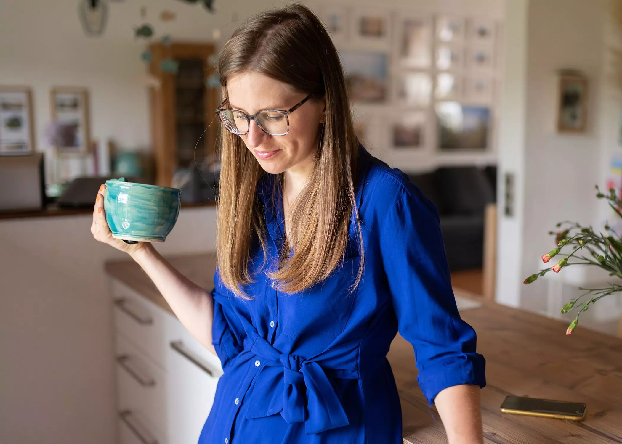 Autorin Corinna Mamok trinkt Kaffee in einem blauen Kleid | femtastics
