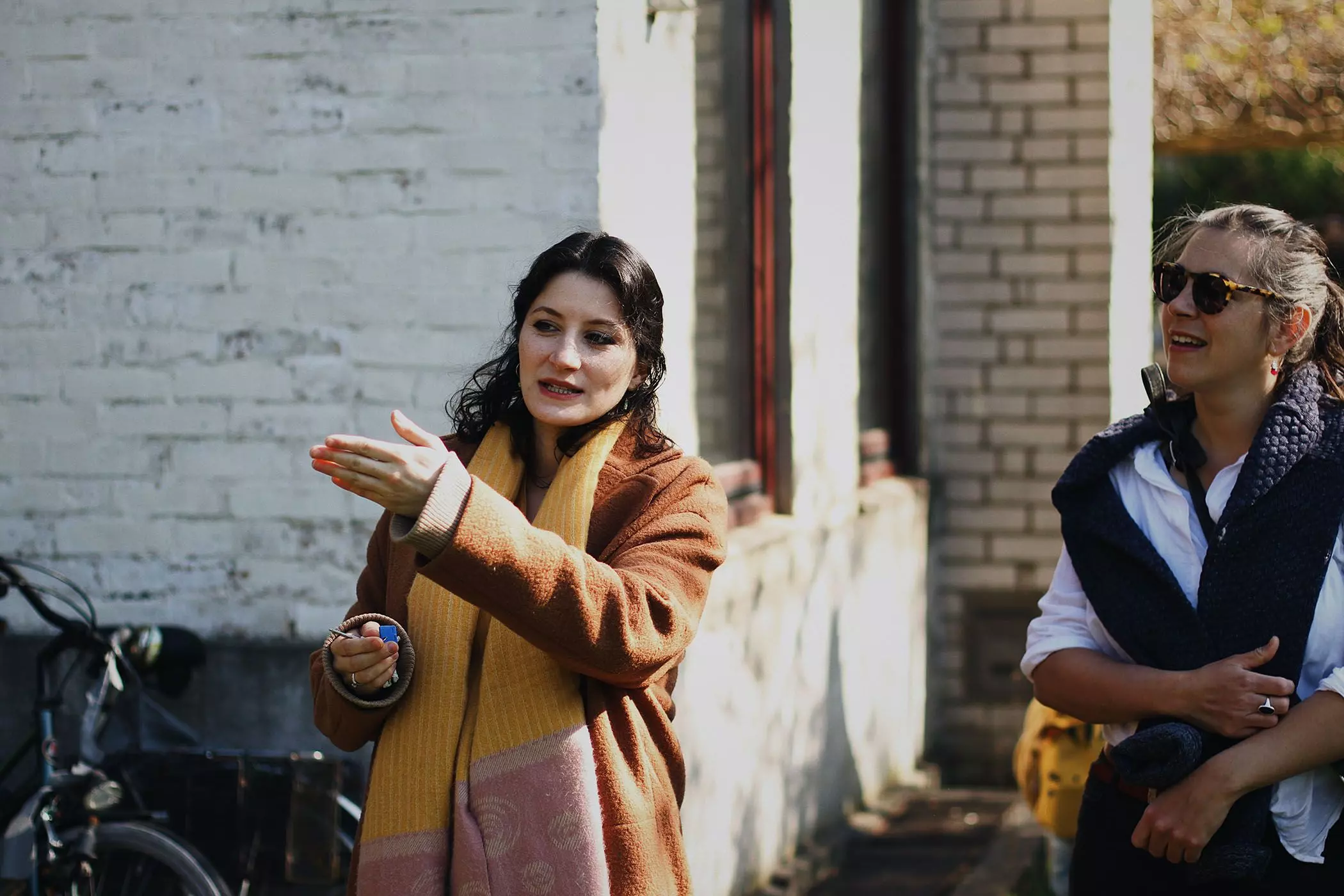 Büsra Qadir im Garten ihrer Altbauvilla - femtastics