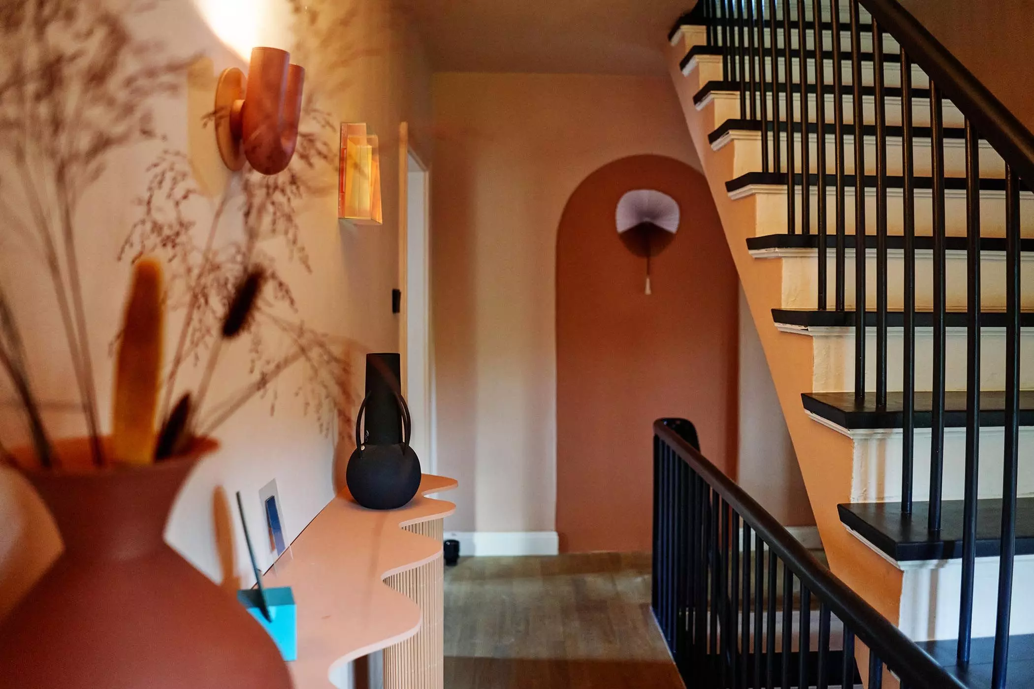 Terracottafarbenes Treppenhaus im Haus von Alexandra von Frankenberg - femtastics