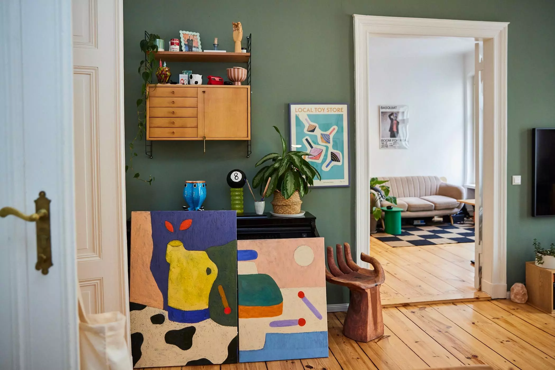 Gemälde von Bings in ihrer Berliner Wohnung - femtastics