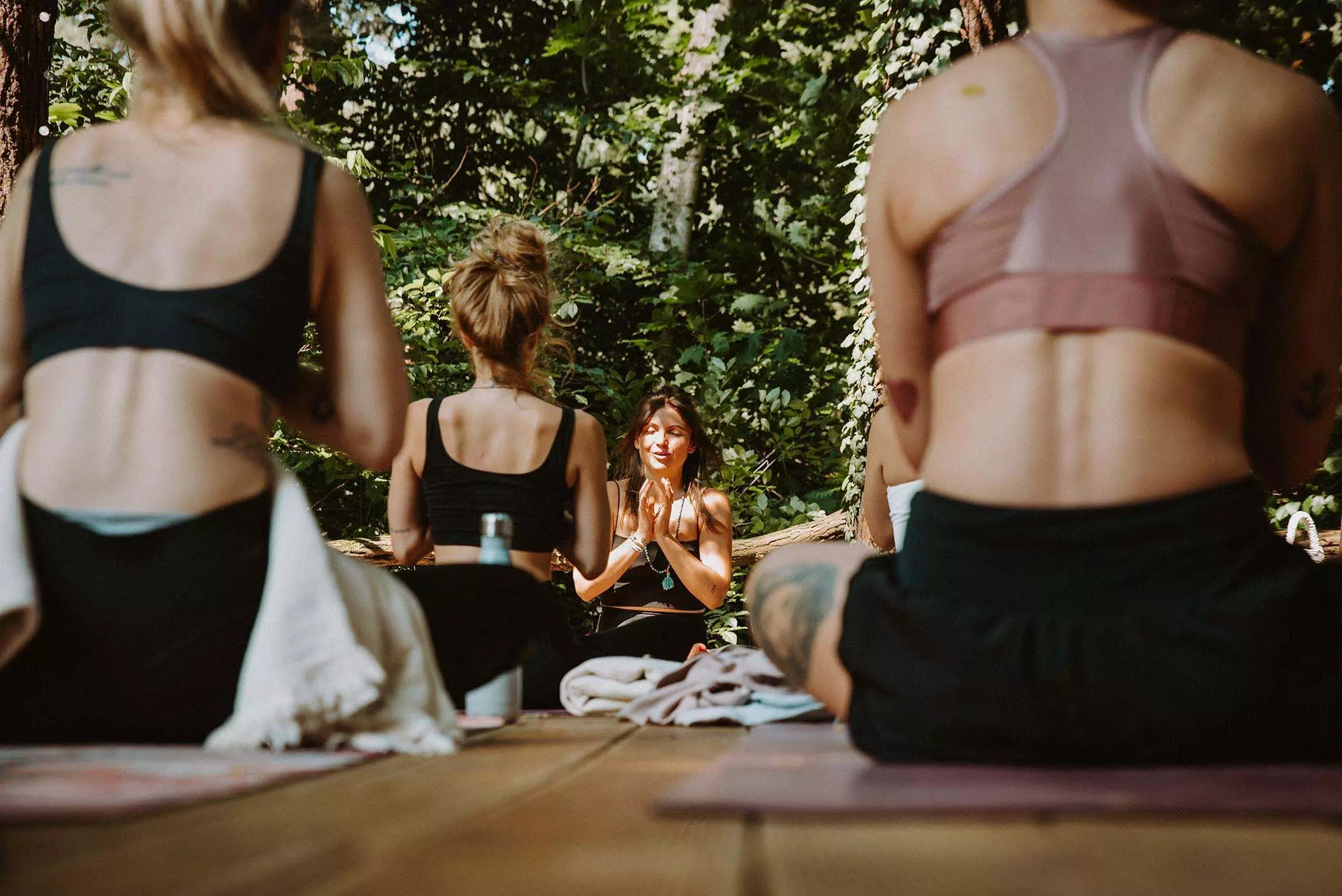 Frauen machen Yoga im Wald bei Berlin | femtastics