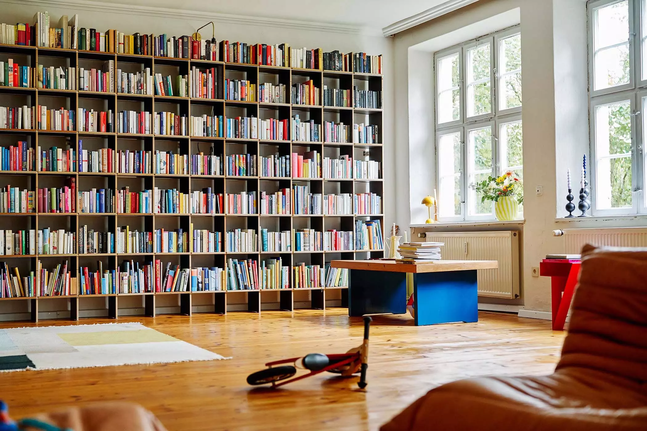 Bücherregal von Nils Holger Moormann im alten Schulhaus von Anna Schäffel - femtastics
