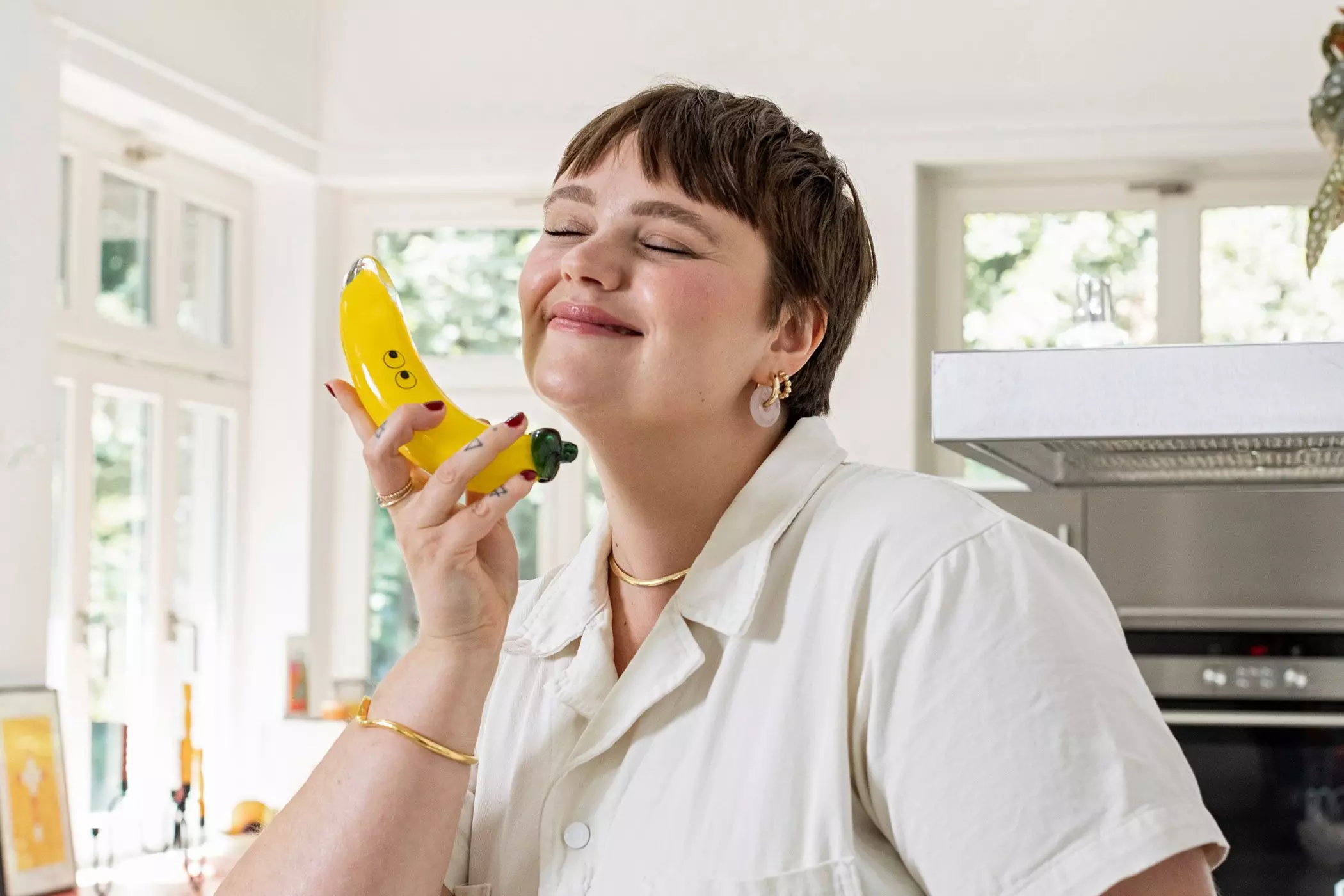 Charlotte Kuhrt hält eine Banane aus Glas - femtastics