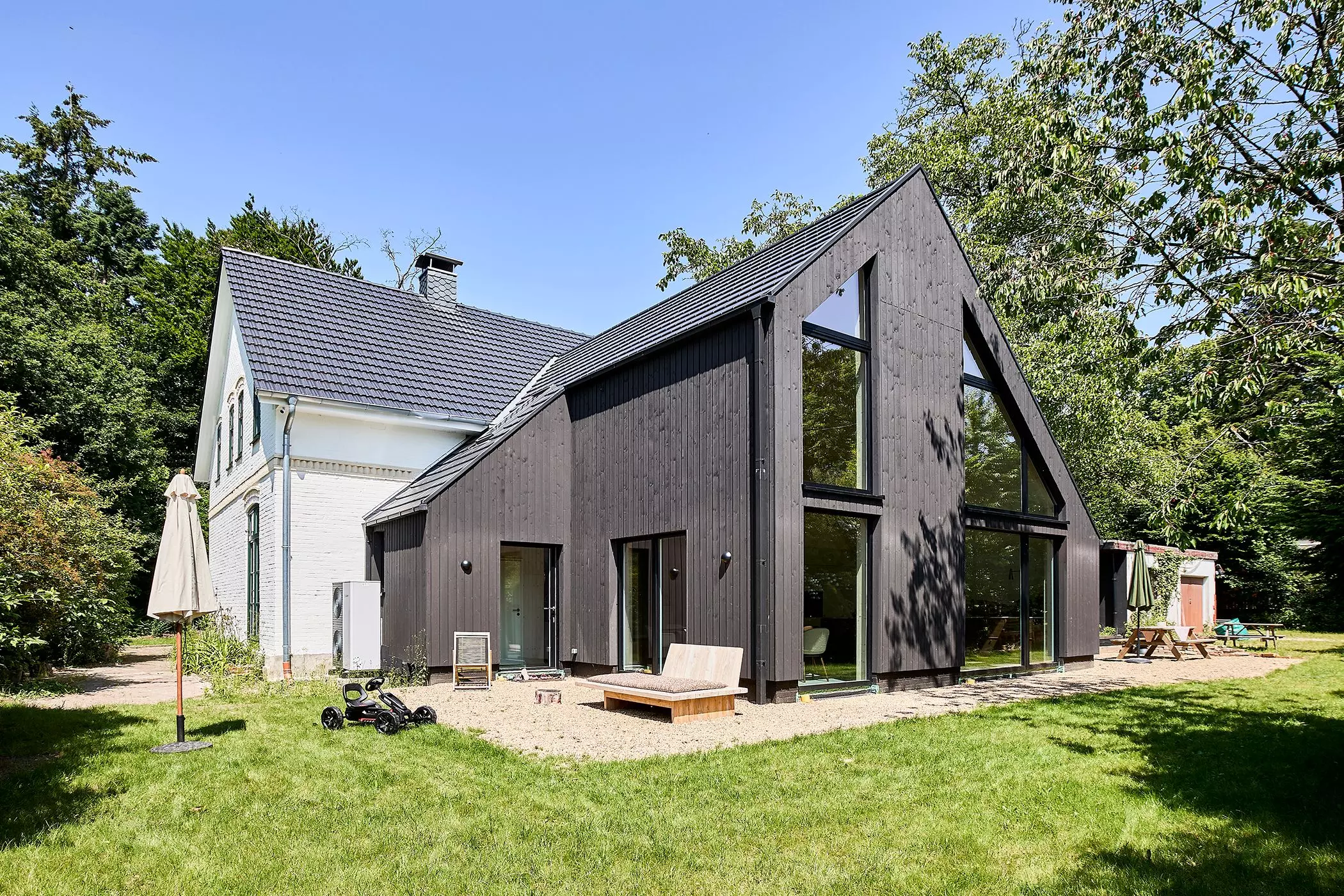 Schwarzer Holzhausanbau