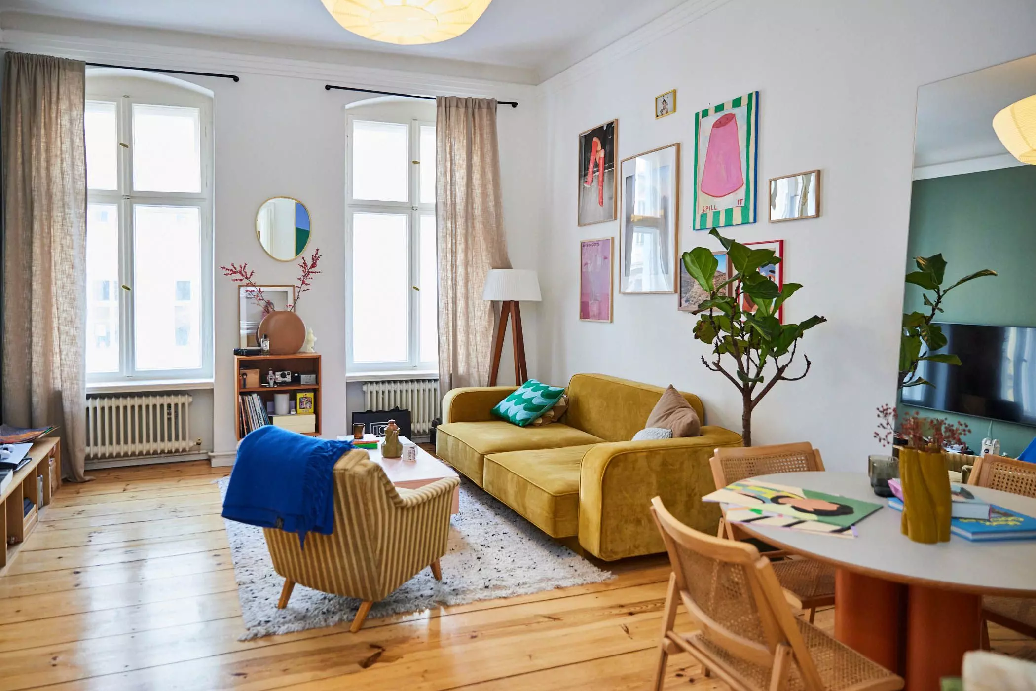 Wohzimmer mit Essbereich in der Berliner Wohnung von Fabienne Meer - femtastics