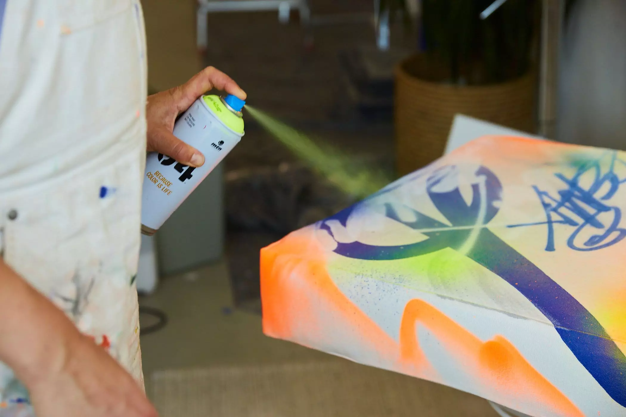 Künstlerin Anna T-Iron bei der Arbeit - femtastics