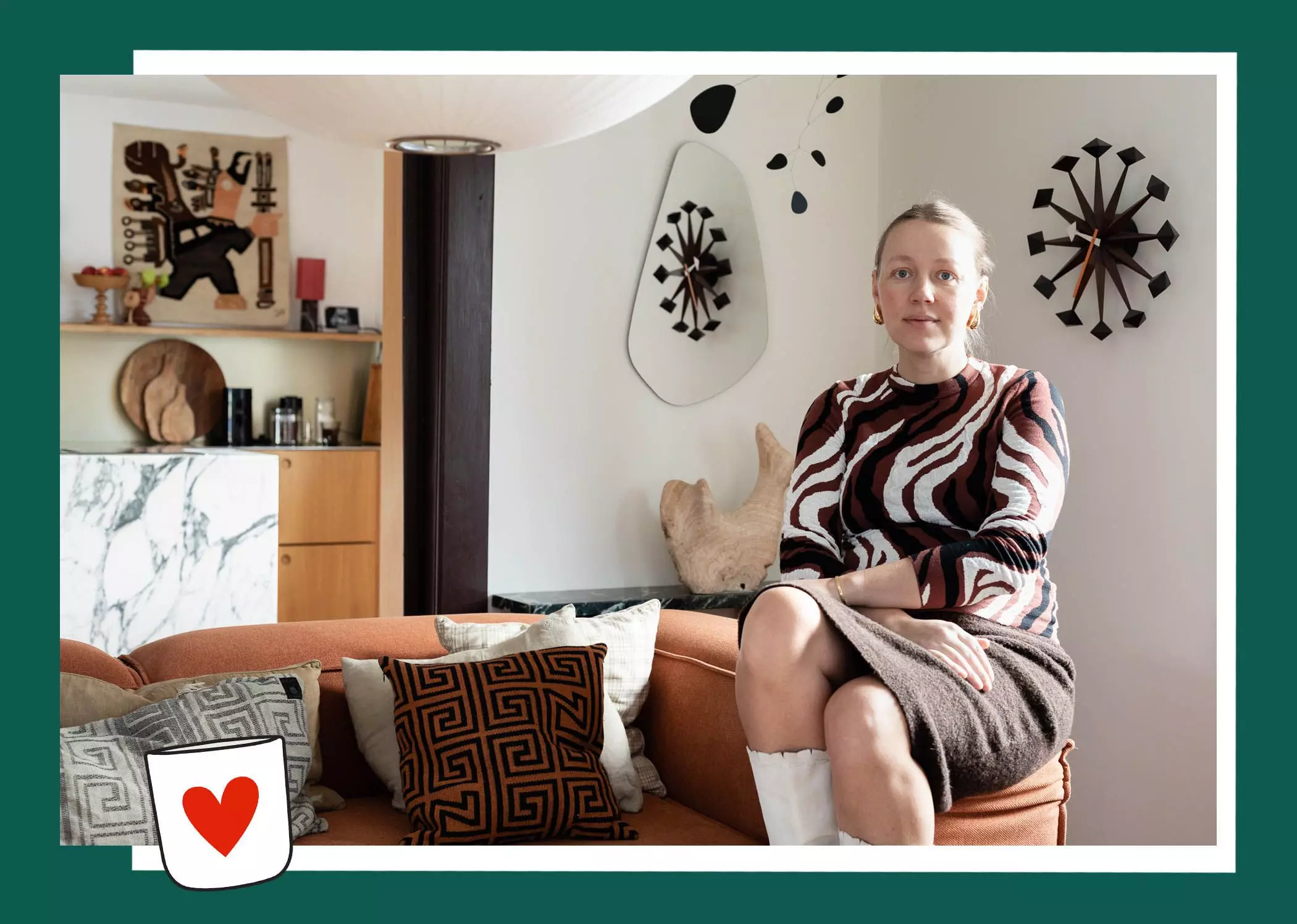 Schmuckdesignerin Dana Roski sitzt auf ihrem Sofa - femastics