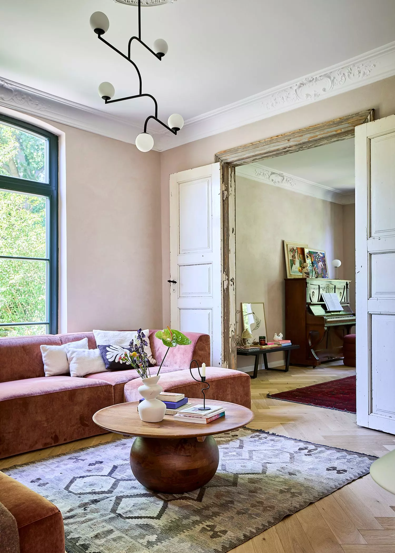 Wohnzimmer mit Couch in Terracotta