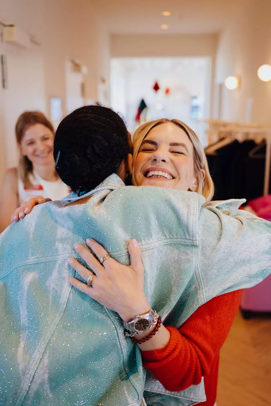 Anna begrüßt Gast beim Pinterest-Event