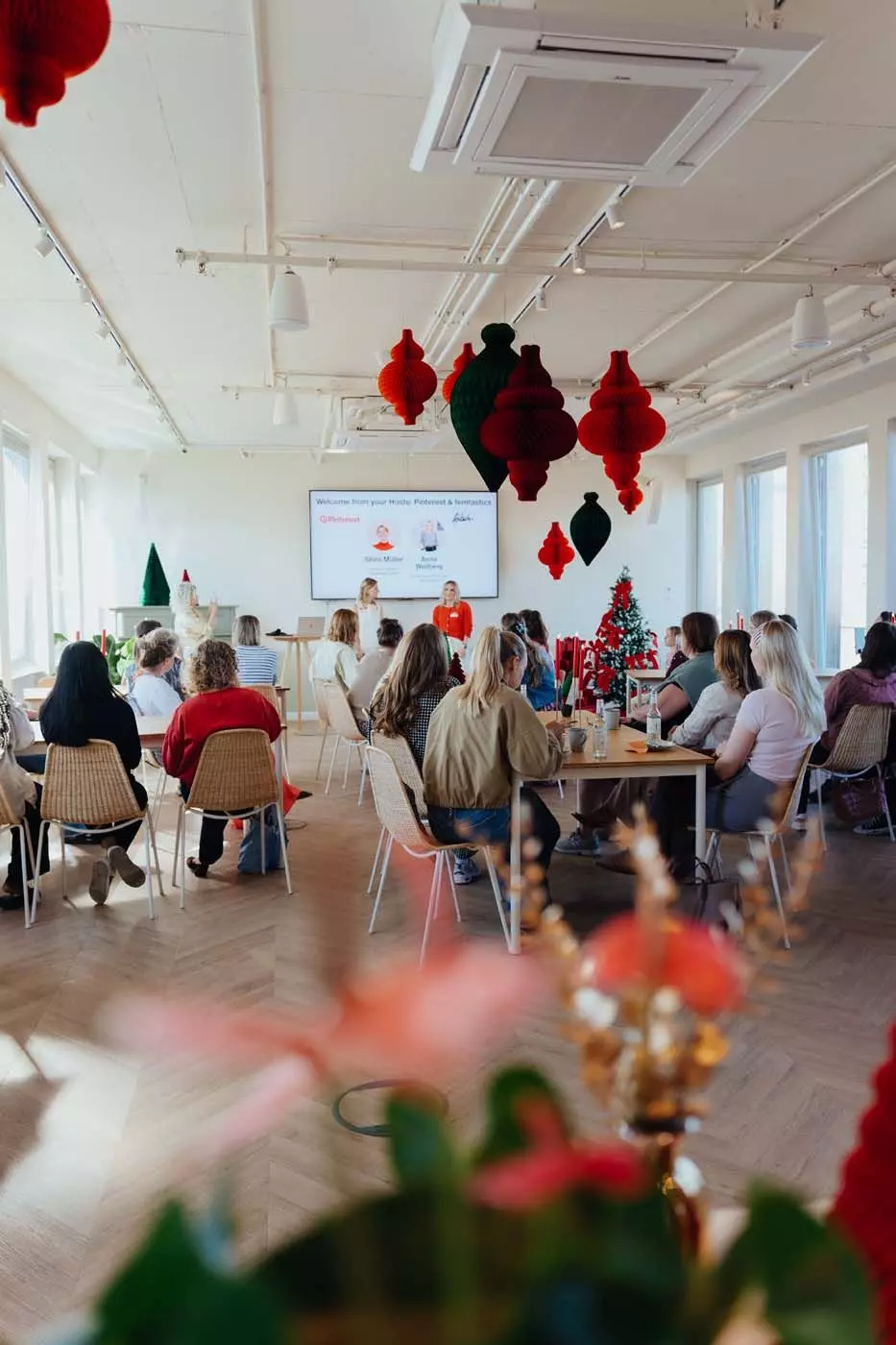 Raum mit Gästinnen an Tischen beim Pinterest Event