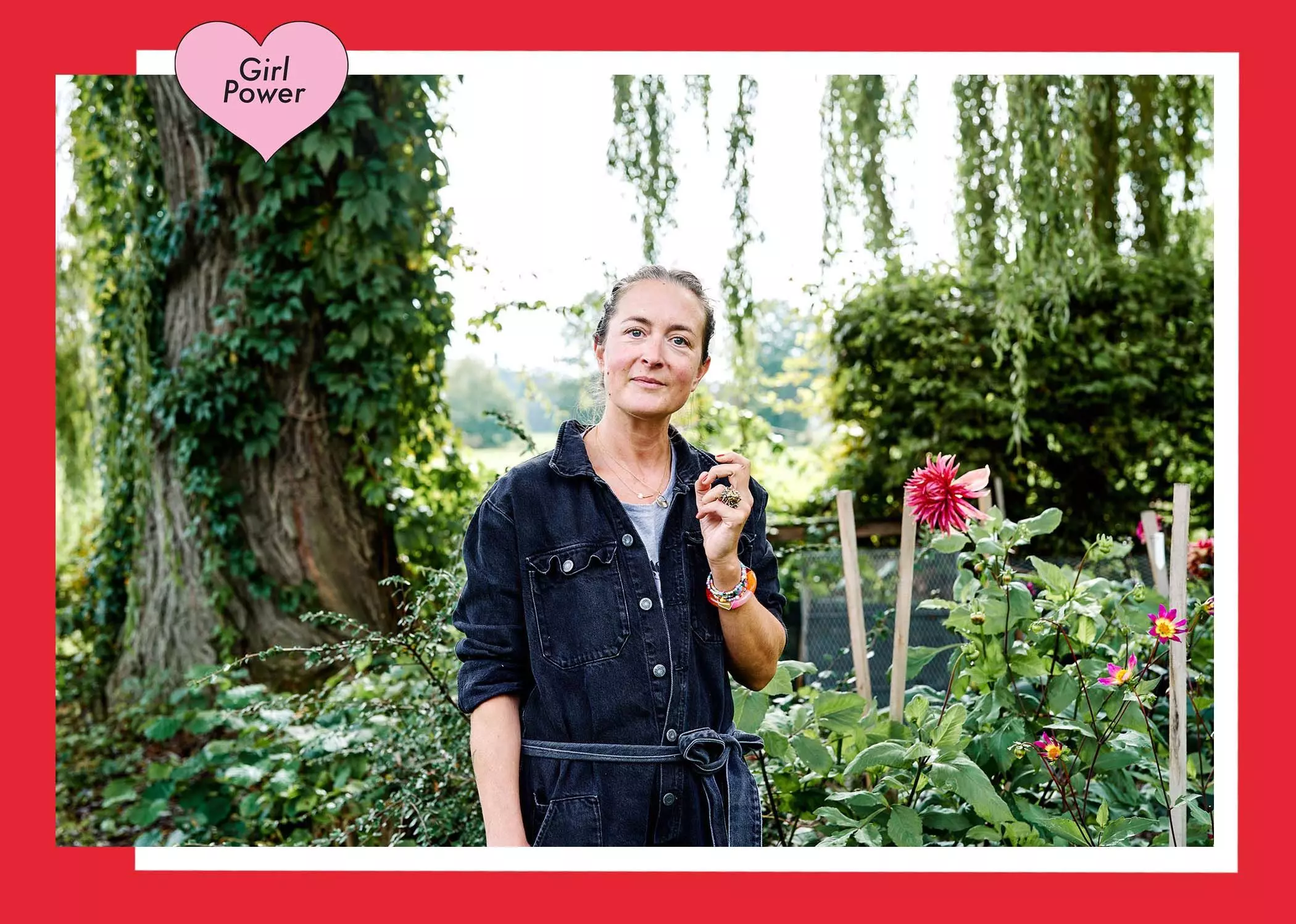 Anna Schäffel im Jeans-Overall in ihrem Dahliengarten - femtastics