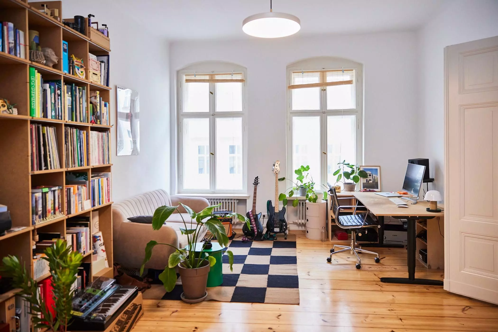 Büro und Musikzimmer mit Gitarren in der Berliner Wohnung von Fabienne Meyer - femtastics